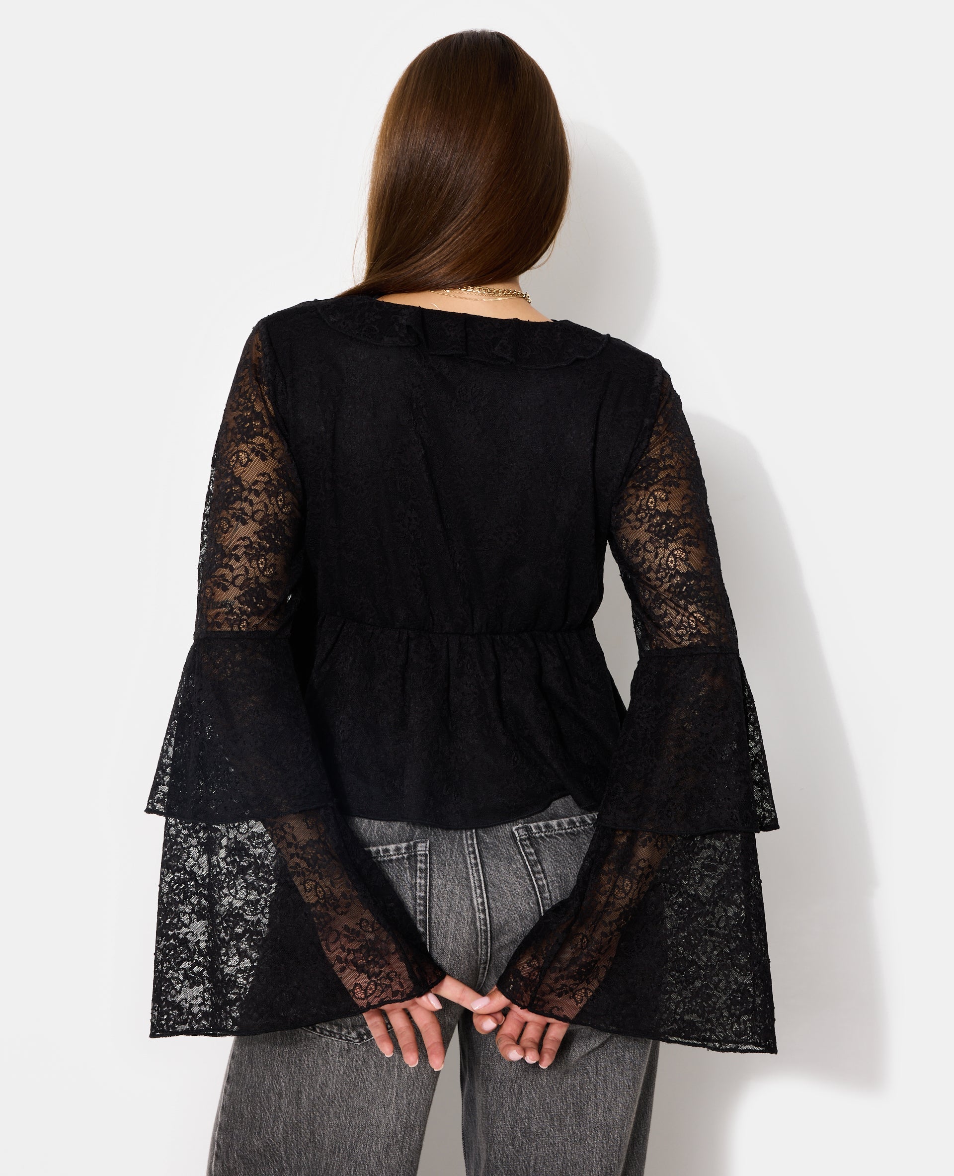 Blouse en dentelle avec volants et manches flare
