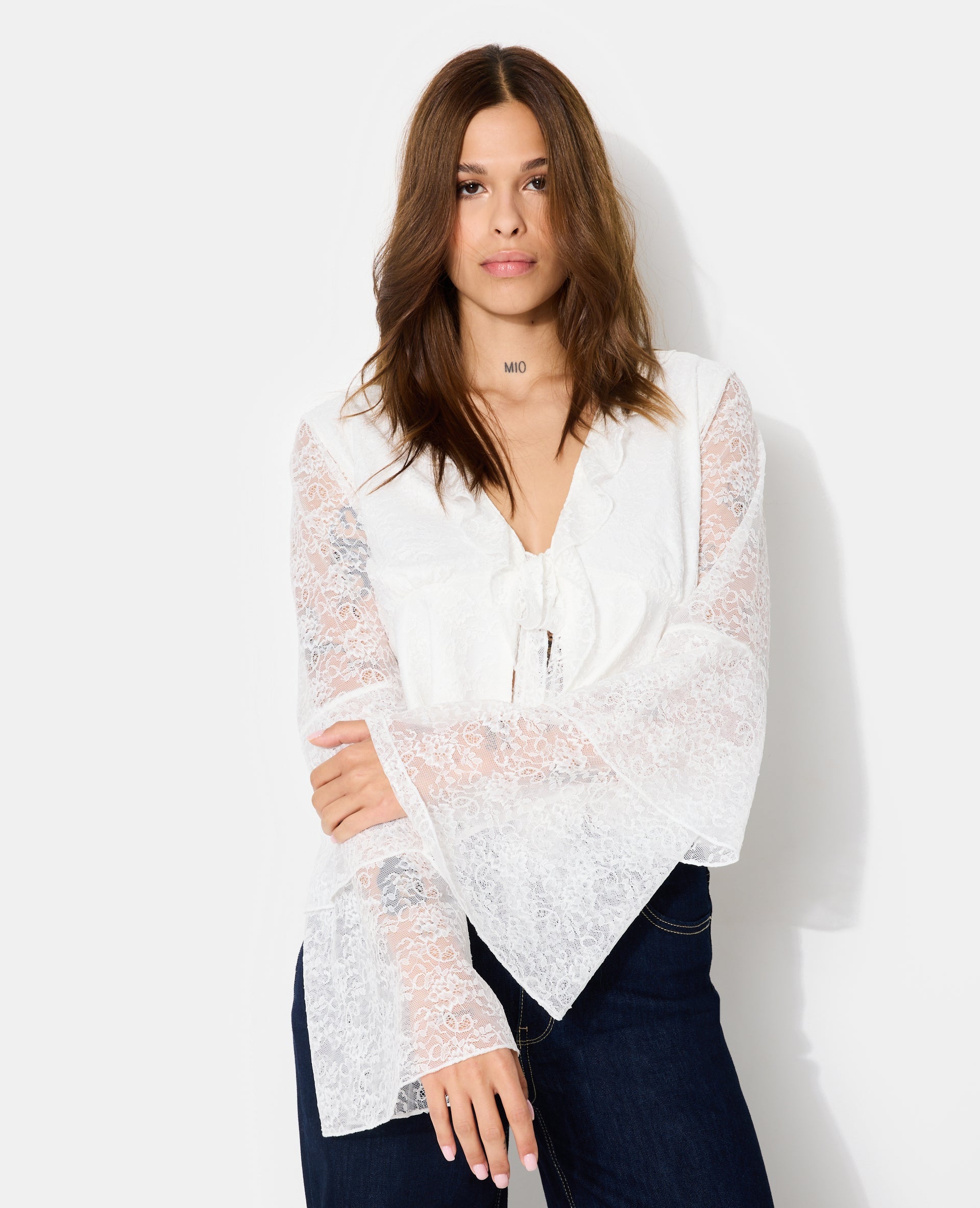 Blouse en dentelle avec volants et manches flare