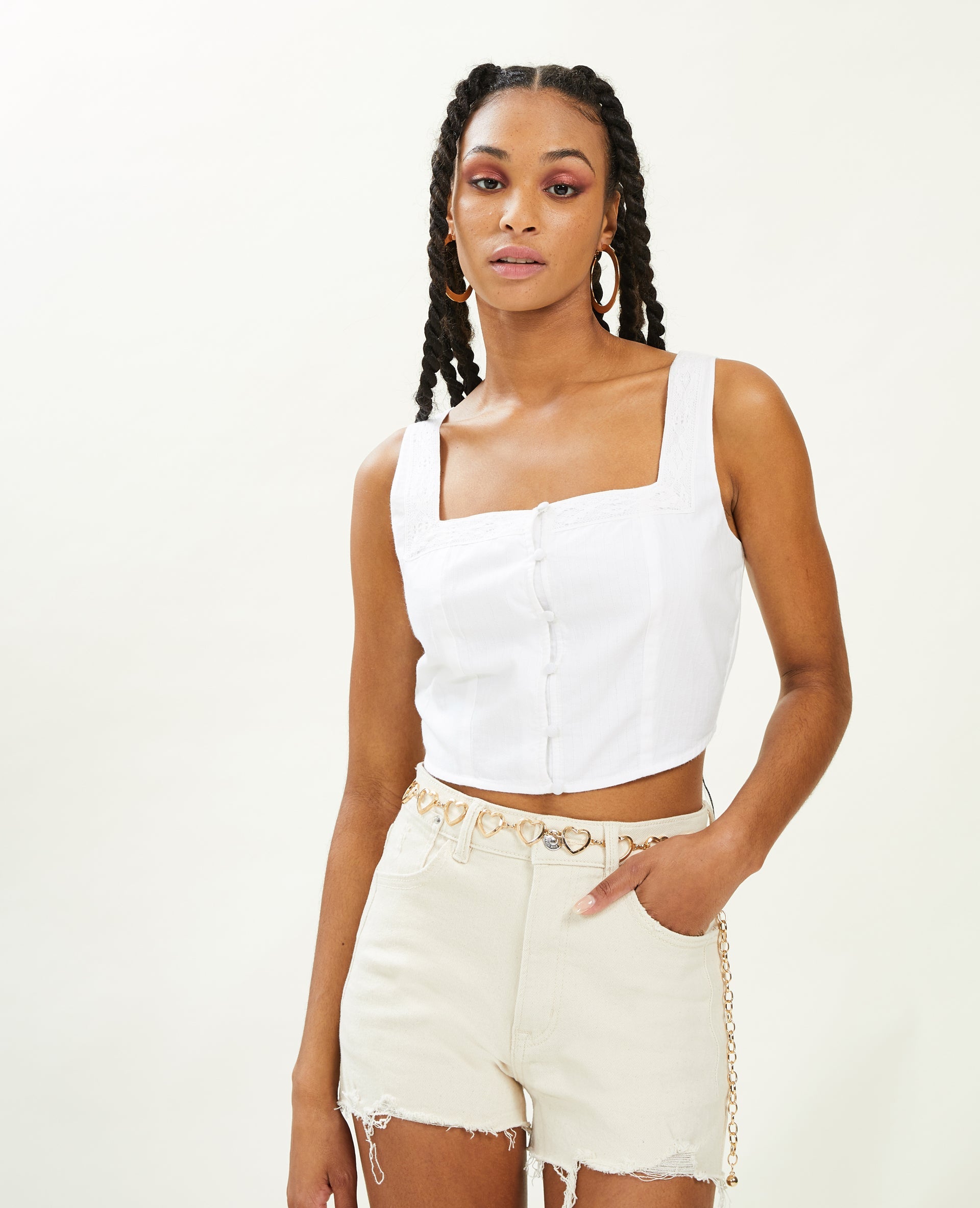 Top court avec boutons et dentelle