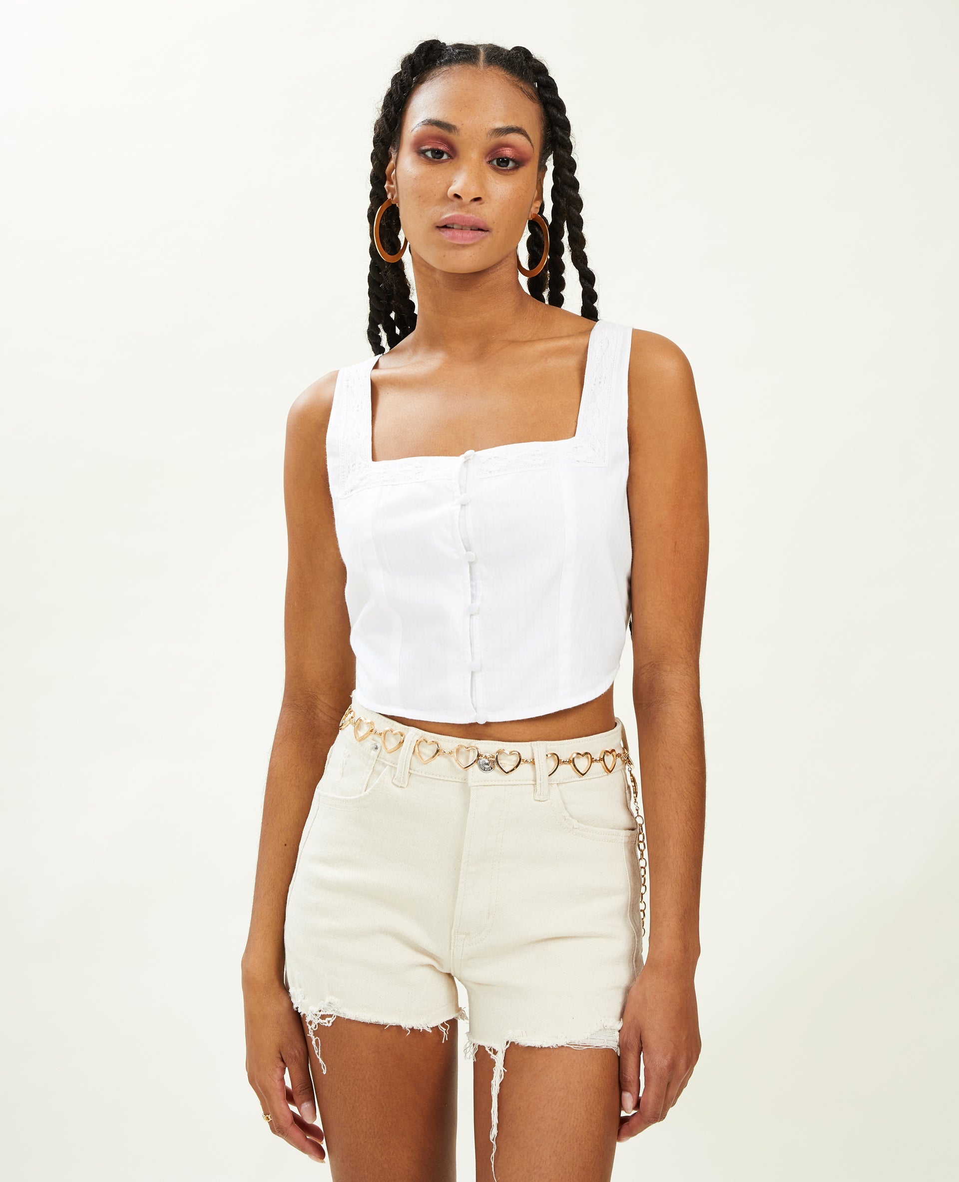 Top court avec boutons et dentelle
