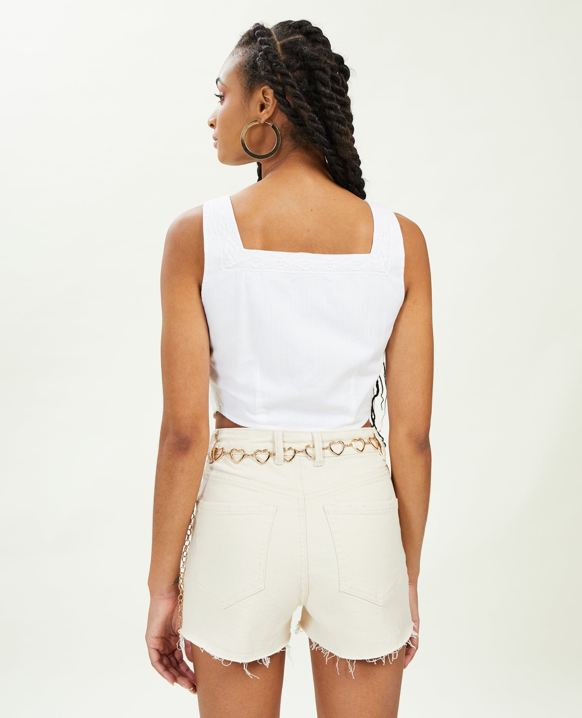 Top court avec boutons et dentelle