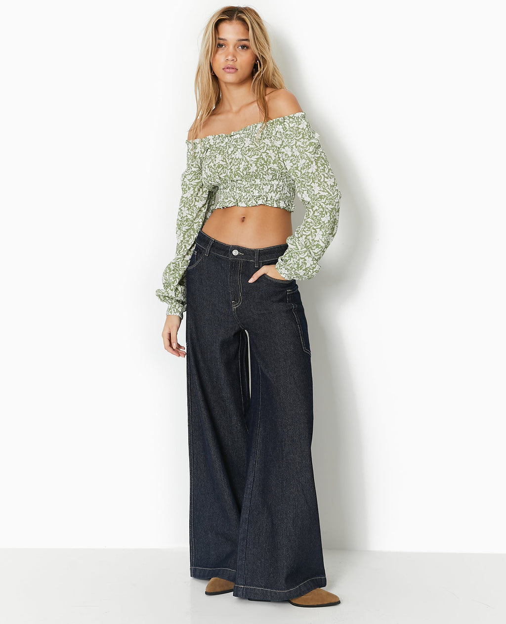 Blouse courte encolure Bardot motif fleurs