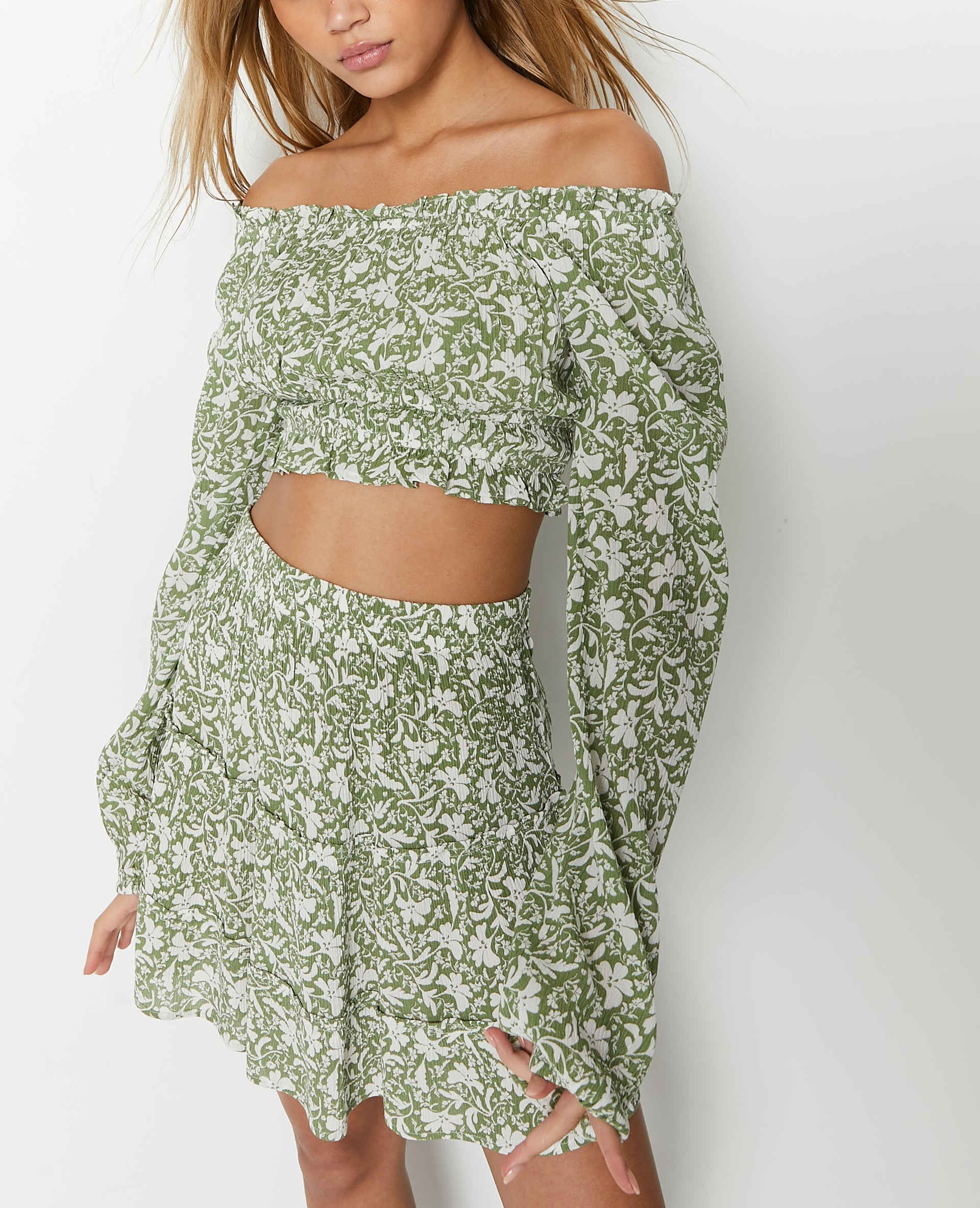 Blouse courte encolure Bardot motif fleurs