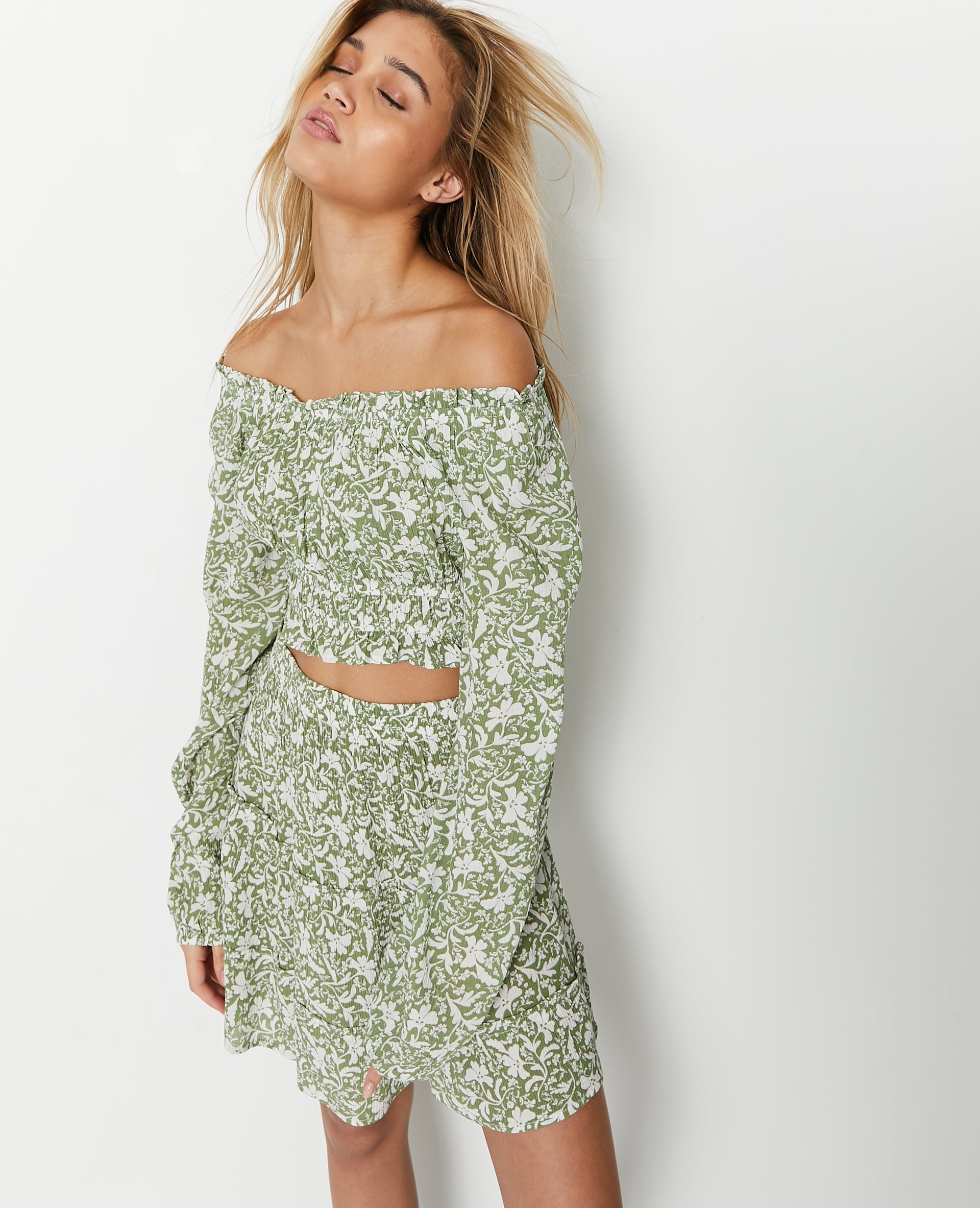 Blouse courte encolure Bardot motif fleurs
