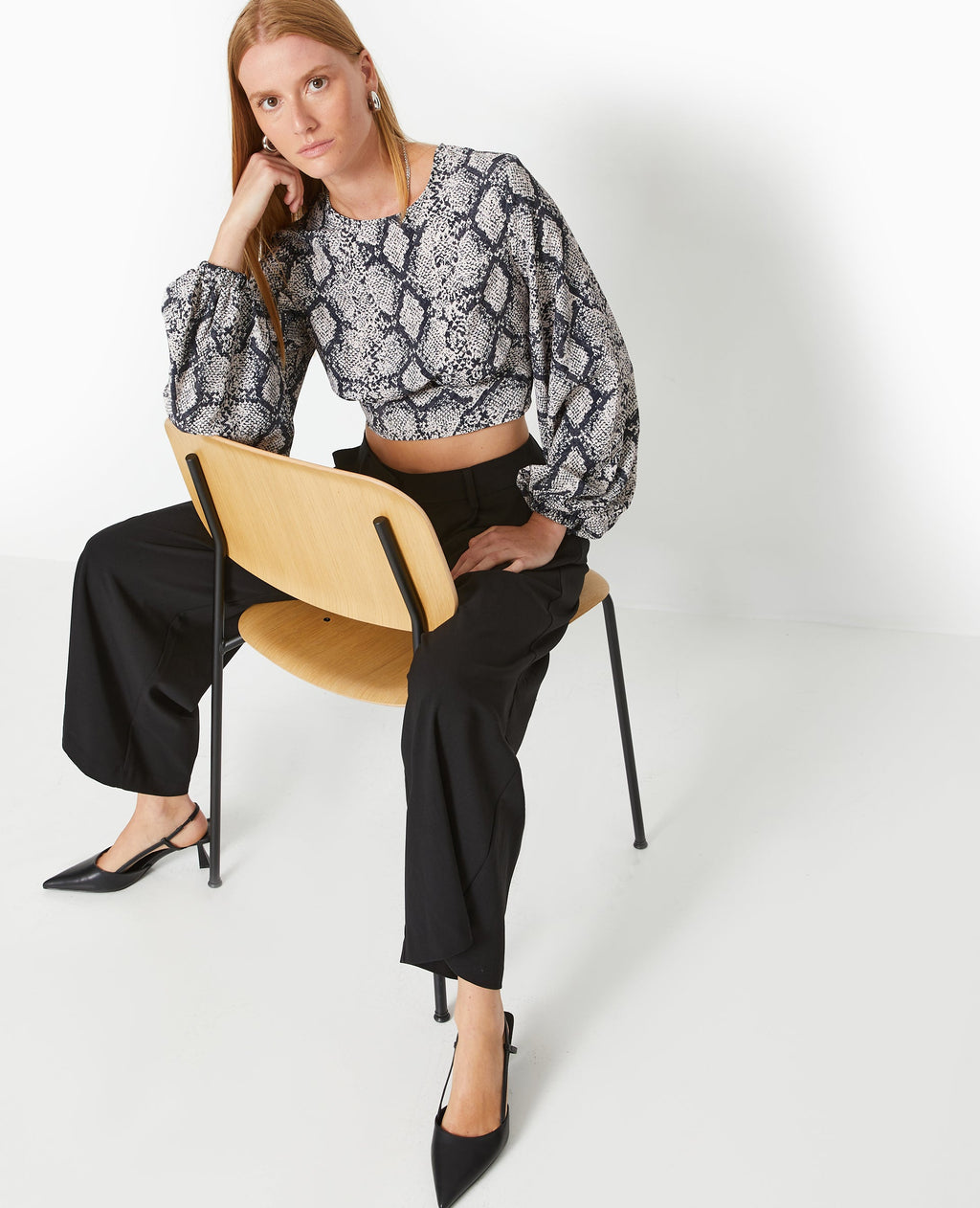 Blouse courte avec découpe dos motif python
