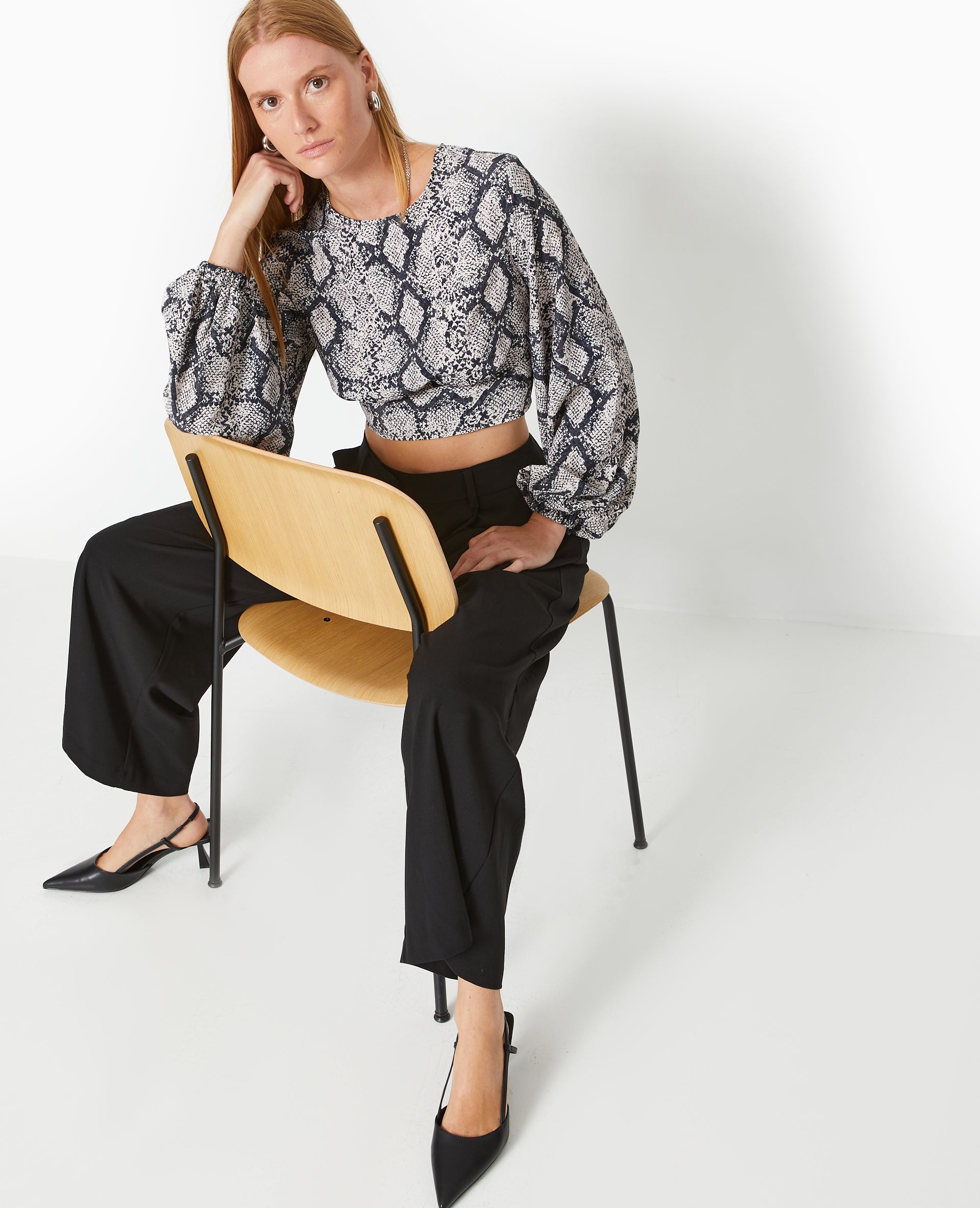 Blouse courte avec découpe dos motif python
