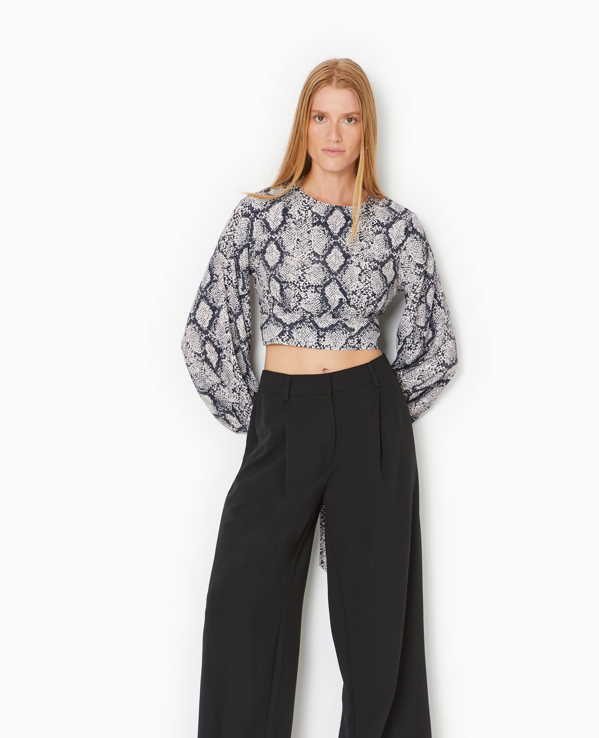 Blouse courte avec découpe dos motif python