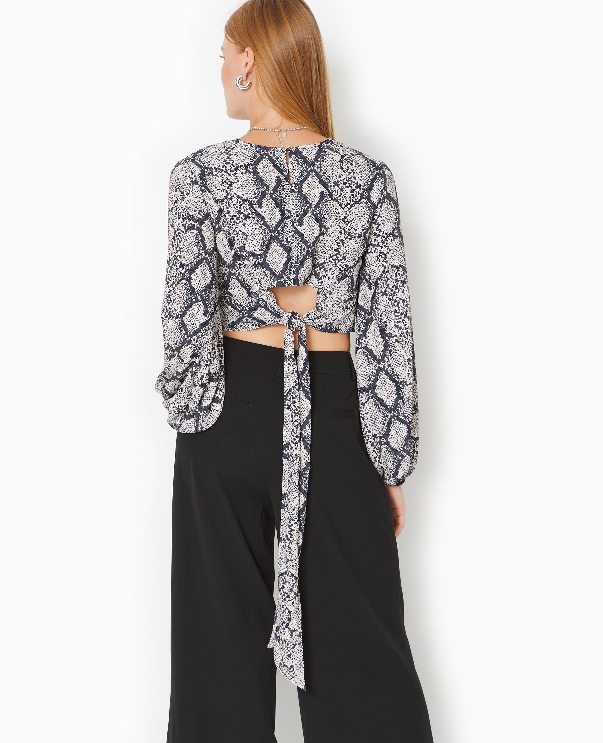 Blouse courte avec découpe dos motif python
