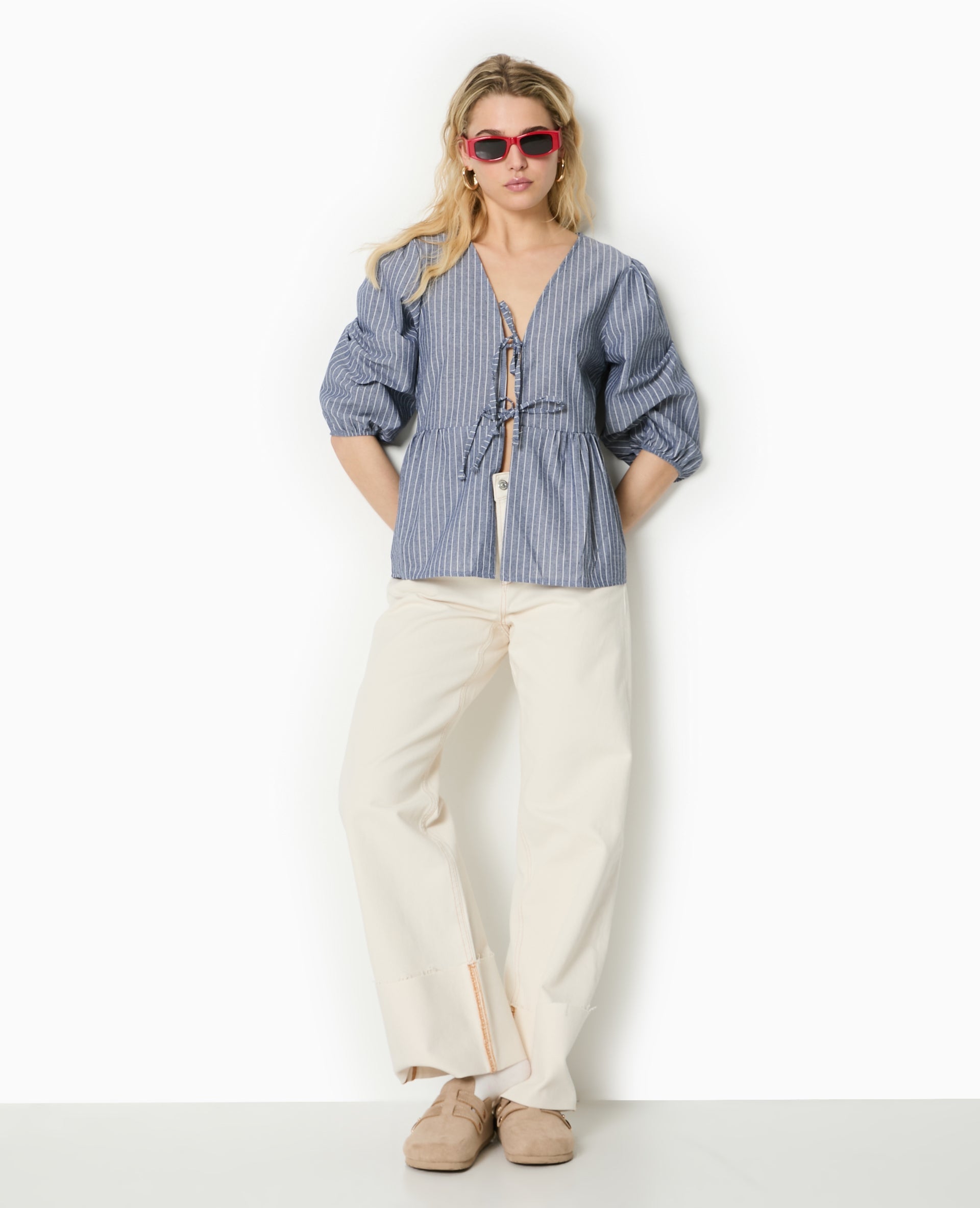 Blouse rayée avec nouettes et manches bouffantes