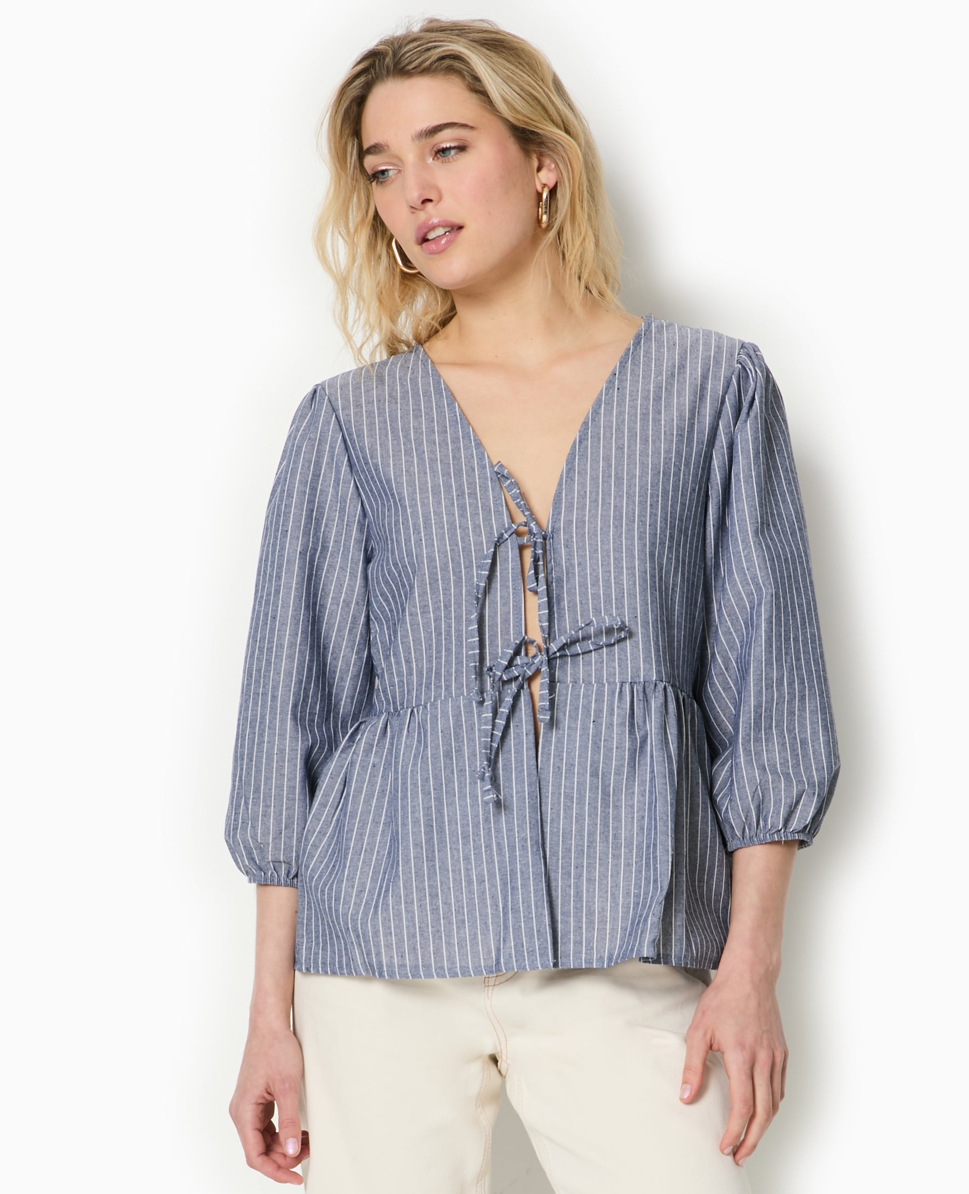 Blouse rayée avec nouettes et manches bouffantes