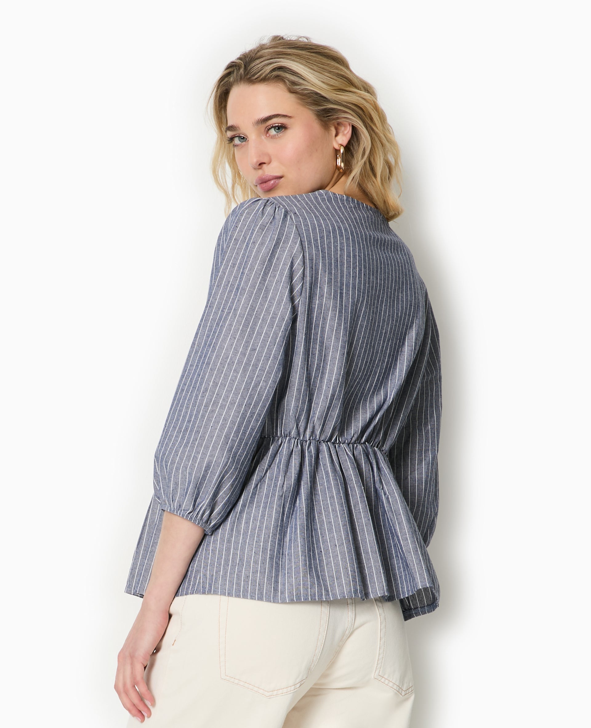 Blouse rayée avec nouettes et manches bouffantes