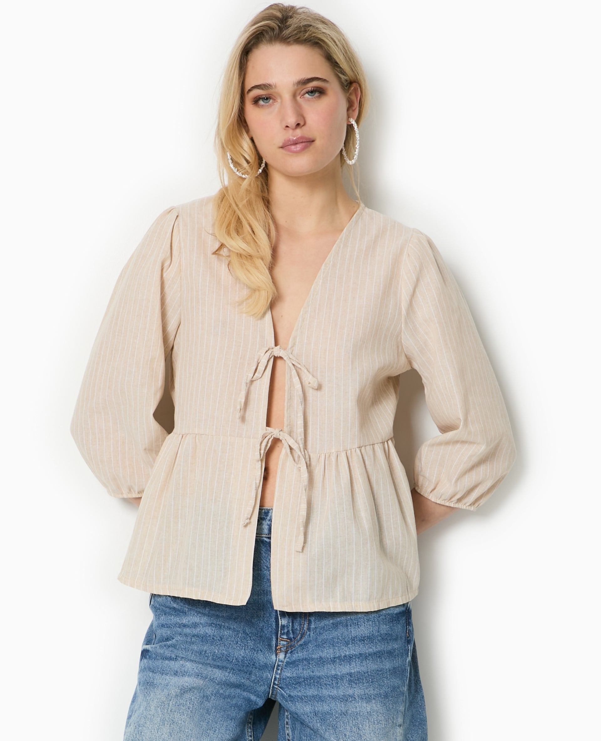 Blouse rayée avec nouettes et manches bouffantes