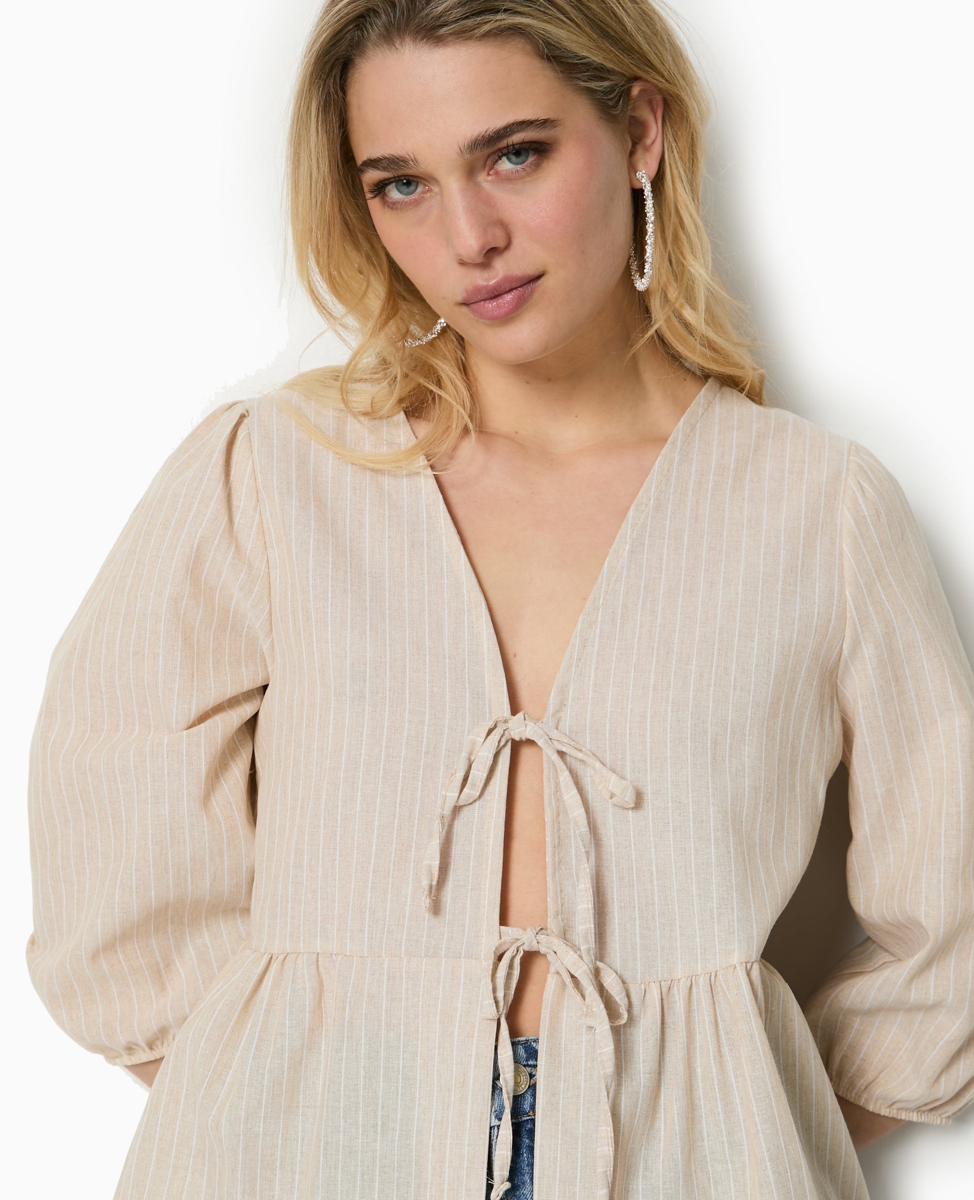 Blouse rayée avec nouettes et manches bouffantes