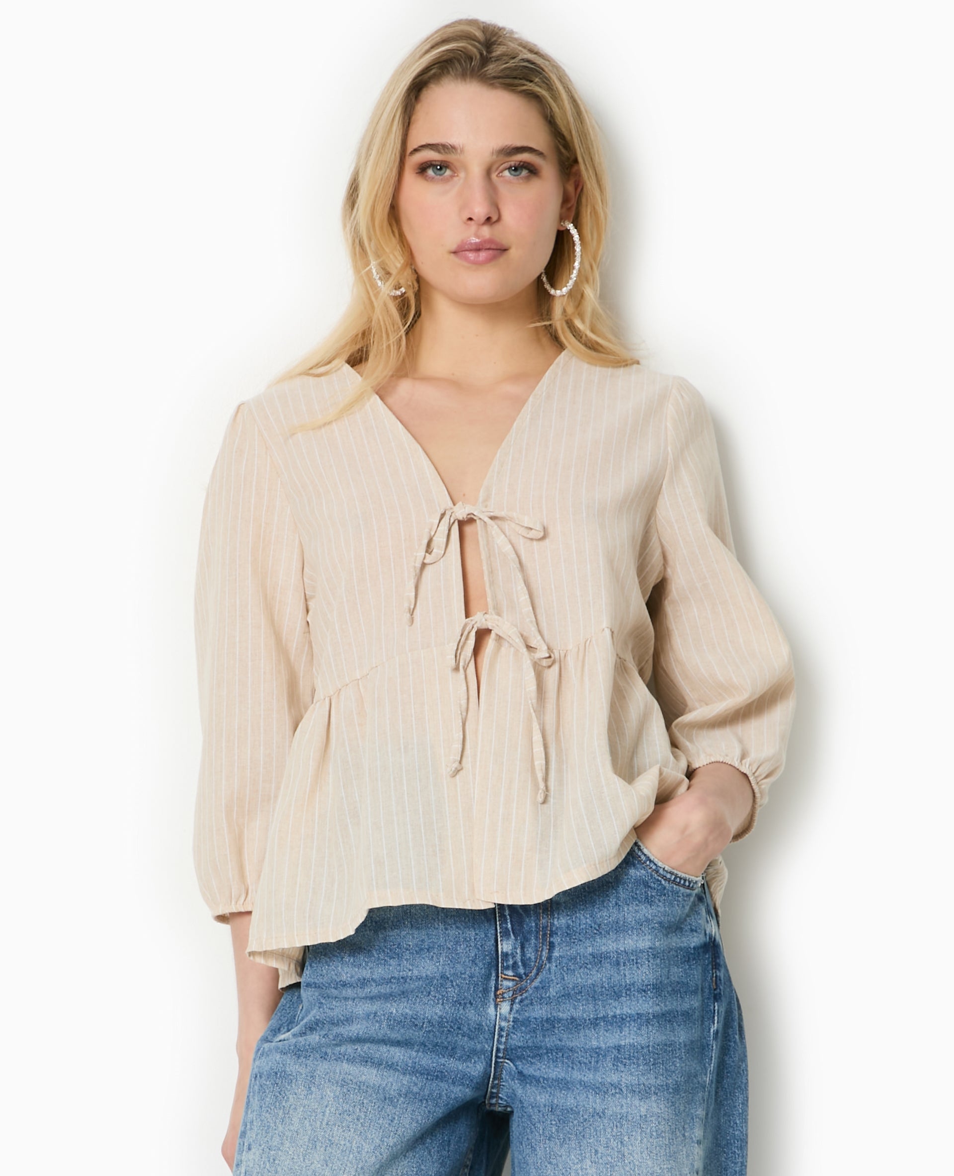 Blouse rayée avec nouettes et manches bouffantes