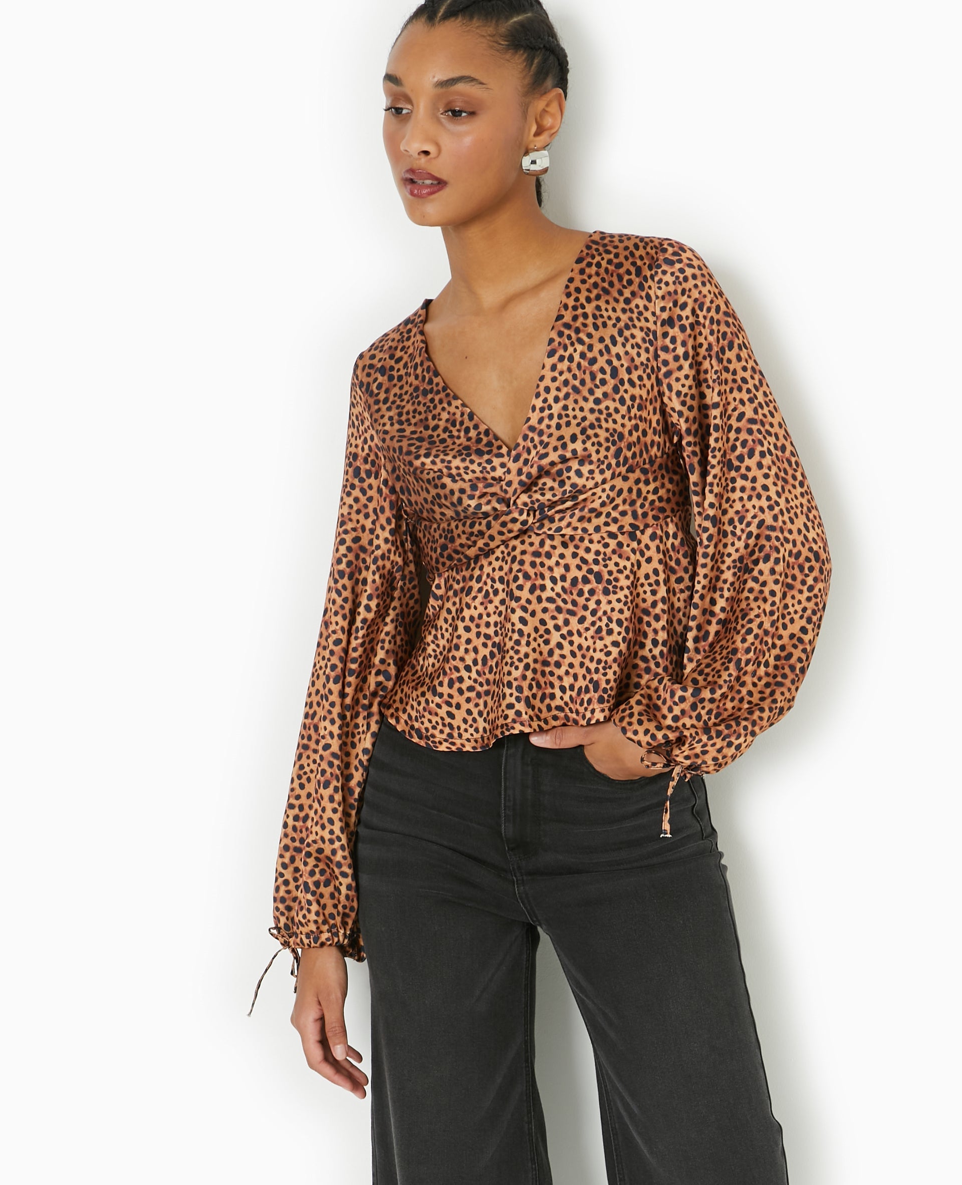 Blouse en tissu satiné motif léopard