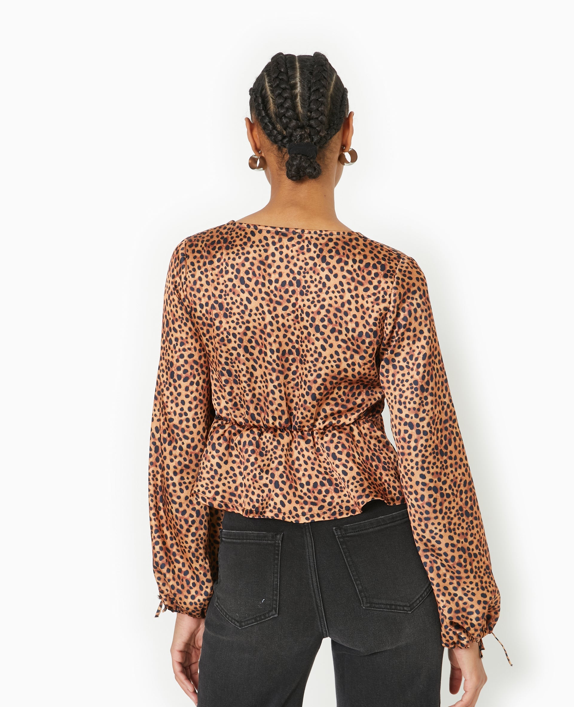 Blouse en tissu satiné motif léopard