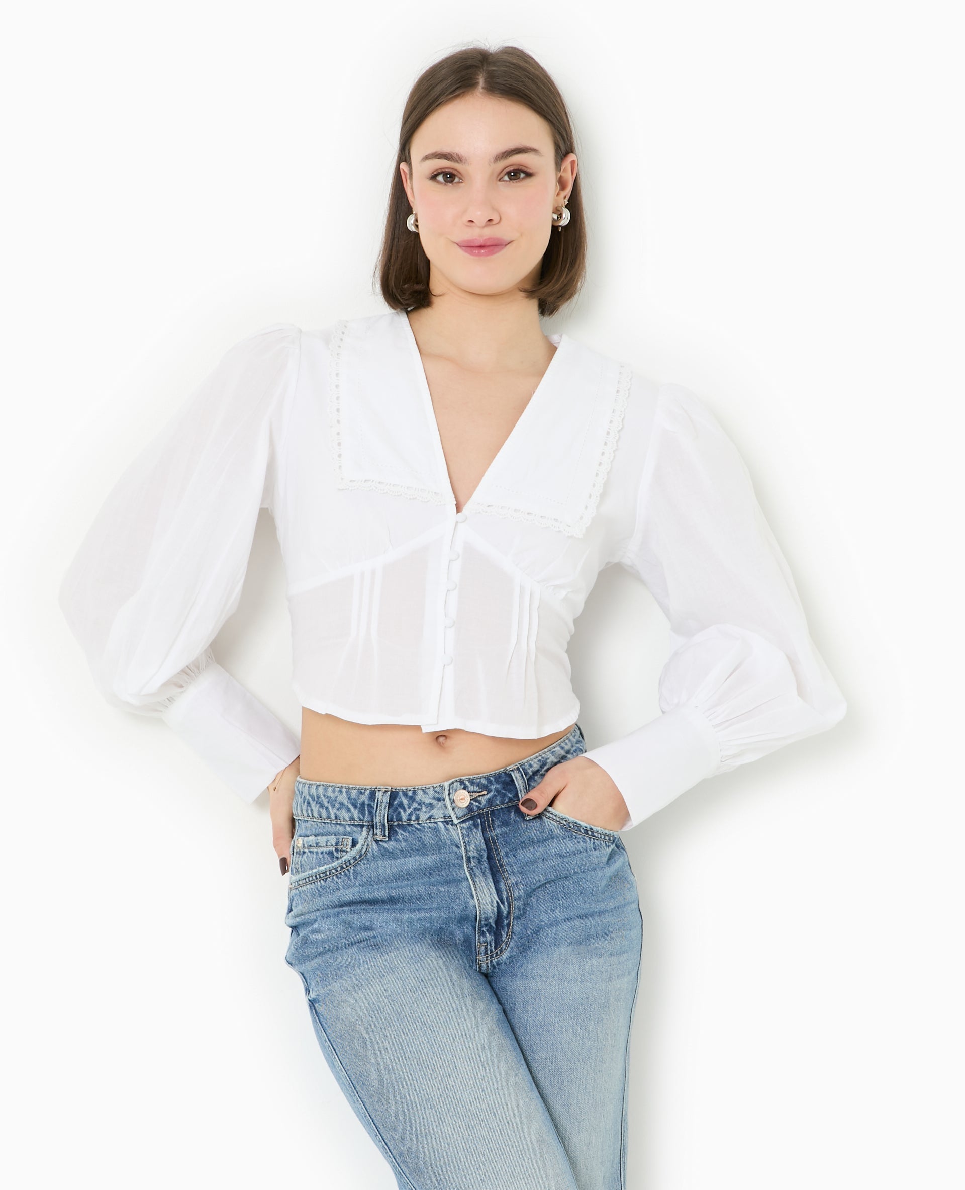 Blouse courte avec grand col
