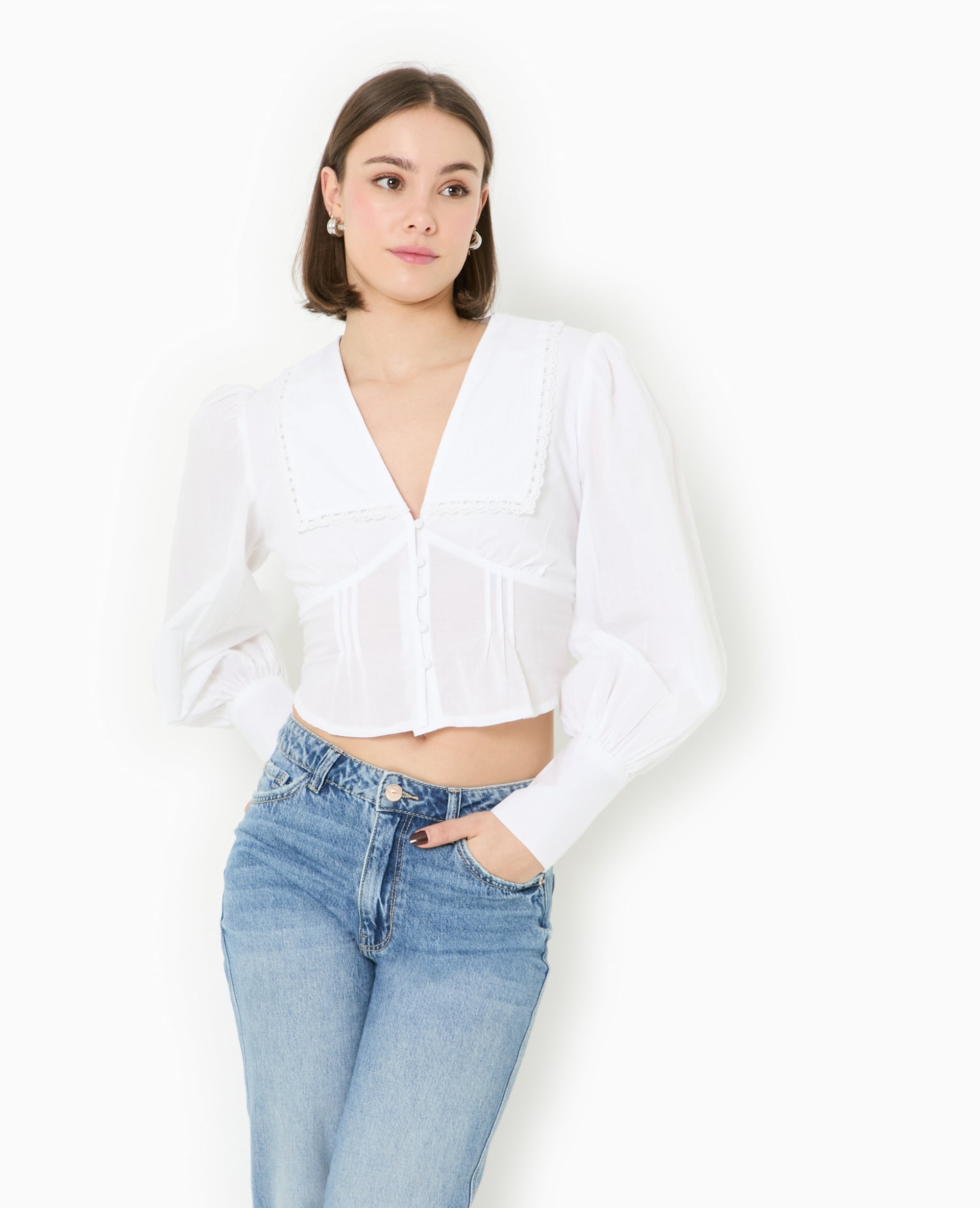 Blouse courte avec grand col