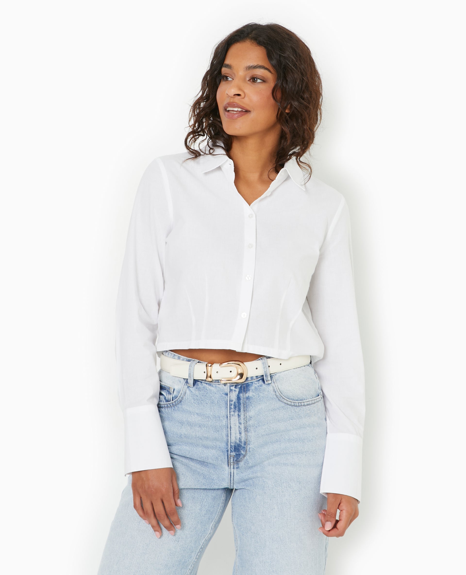 Chemise courte et resserrée