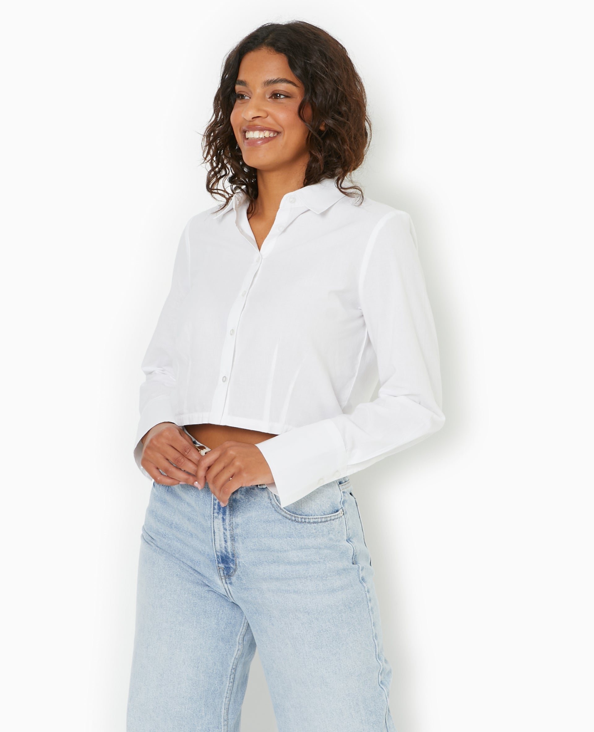 Chemise courte et resserrée