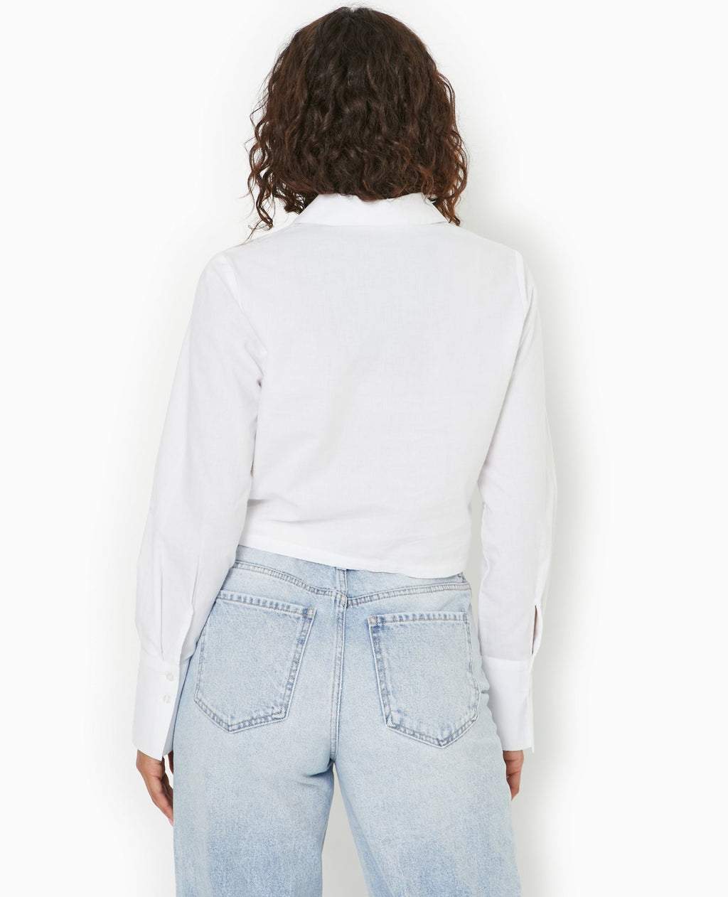 Chemise courte et resserrée