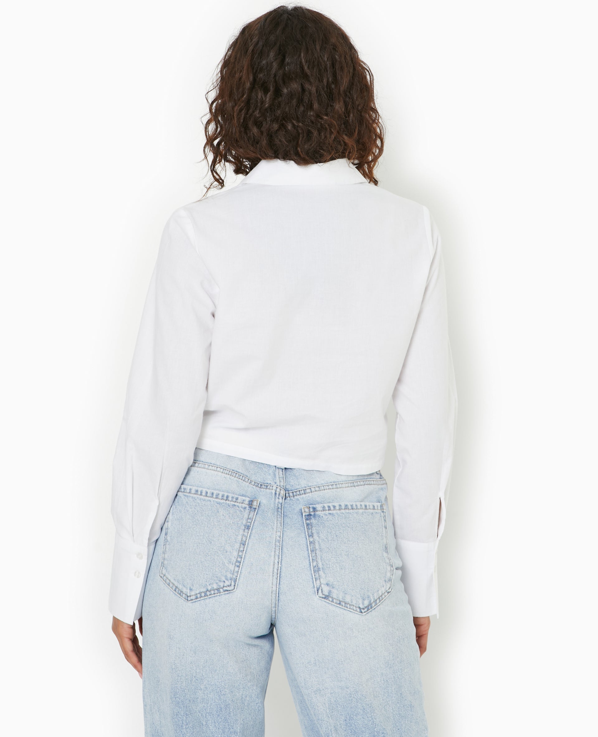 Chemise courte et resserrée