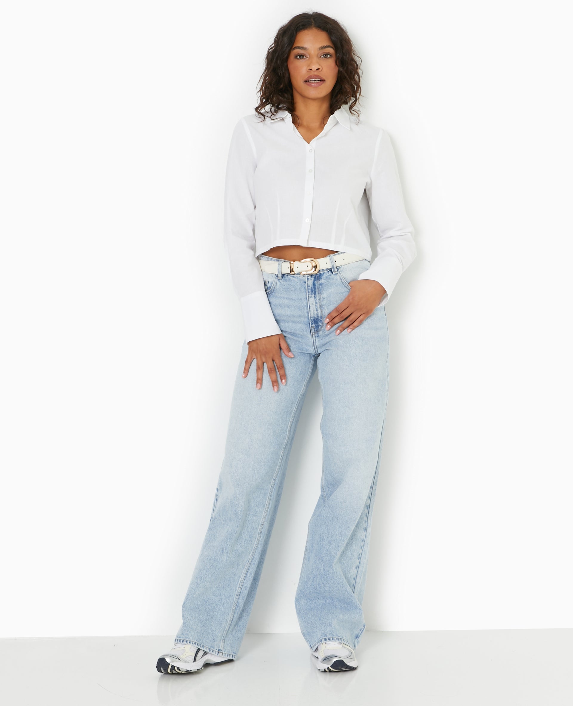 Chemise courte et resserrée