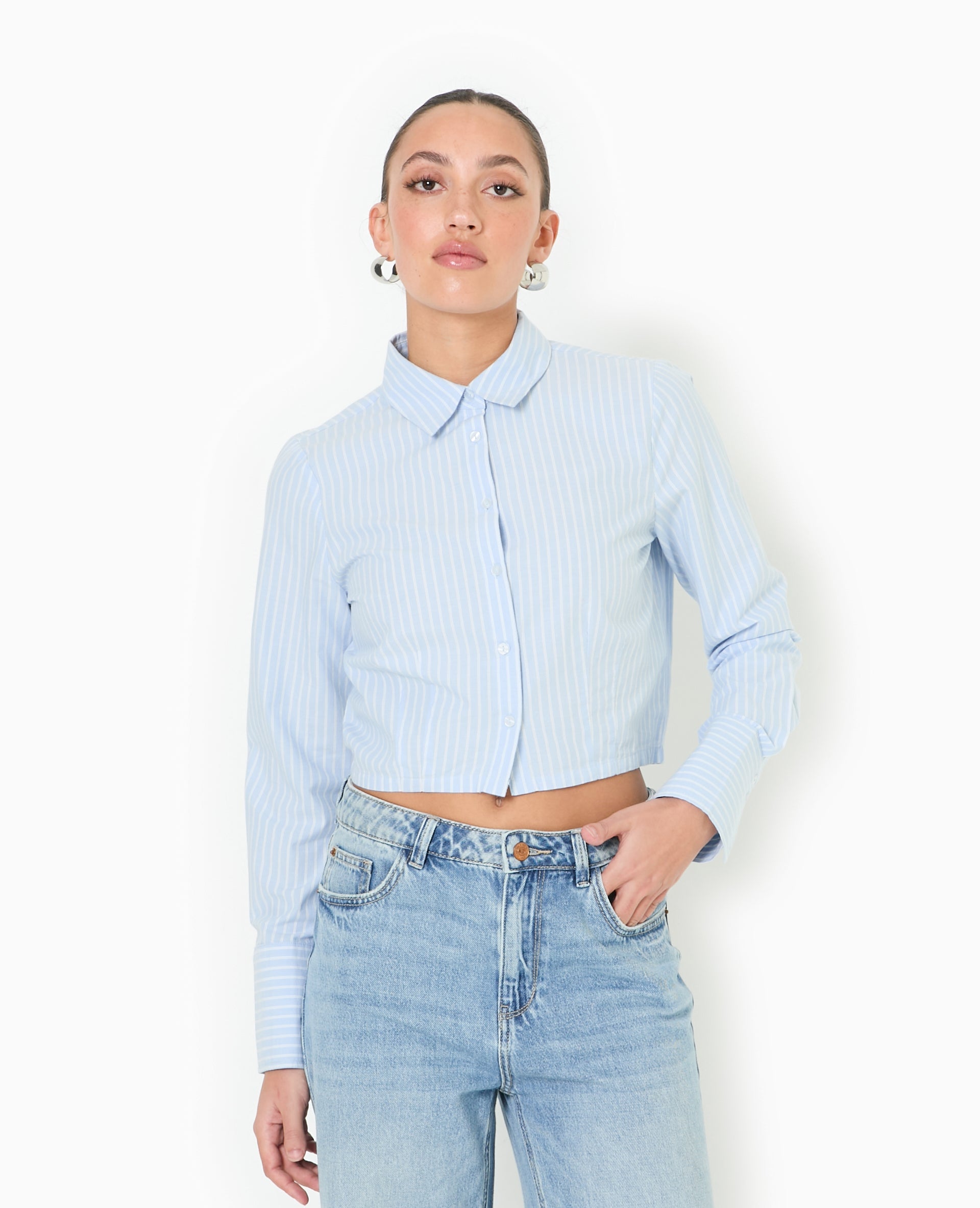 Chemise courte et resserrée avec rayures
