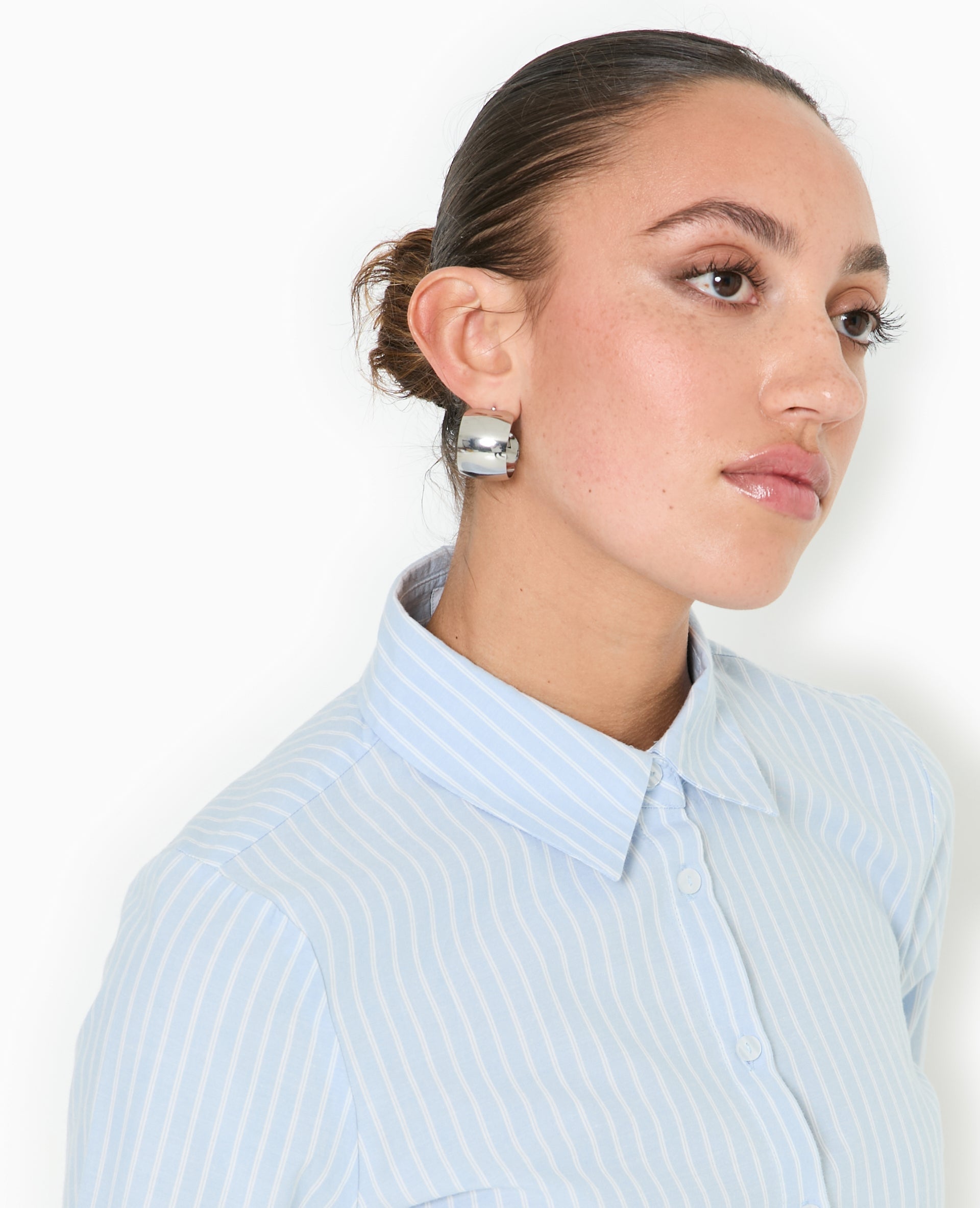Chemise courte et resserrée avec rayures