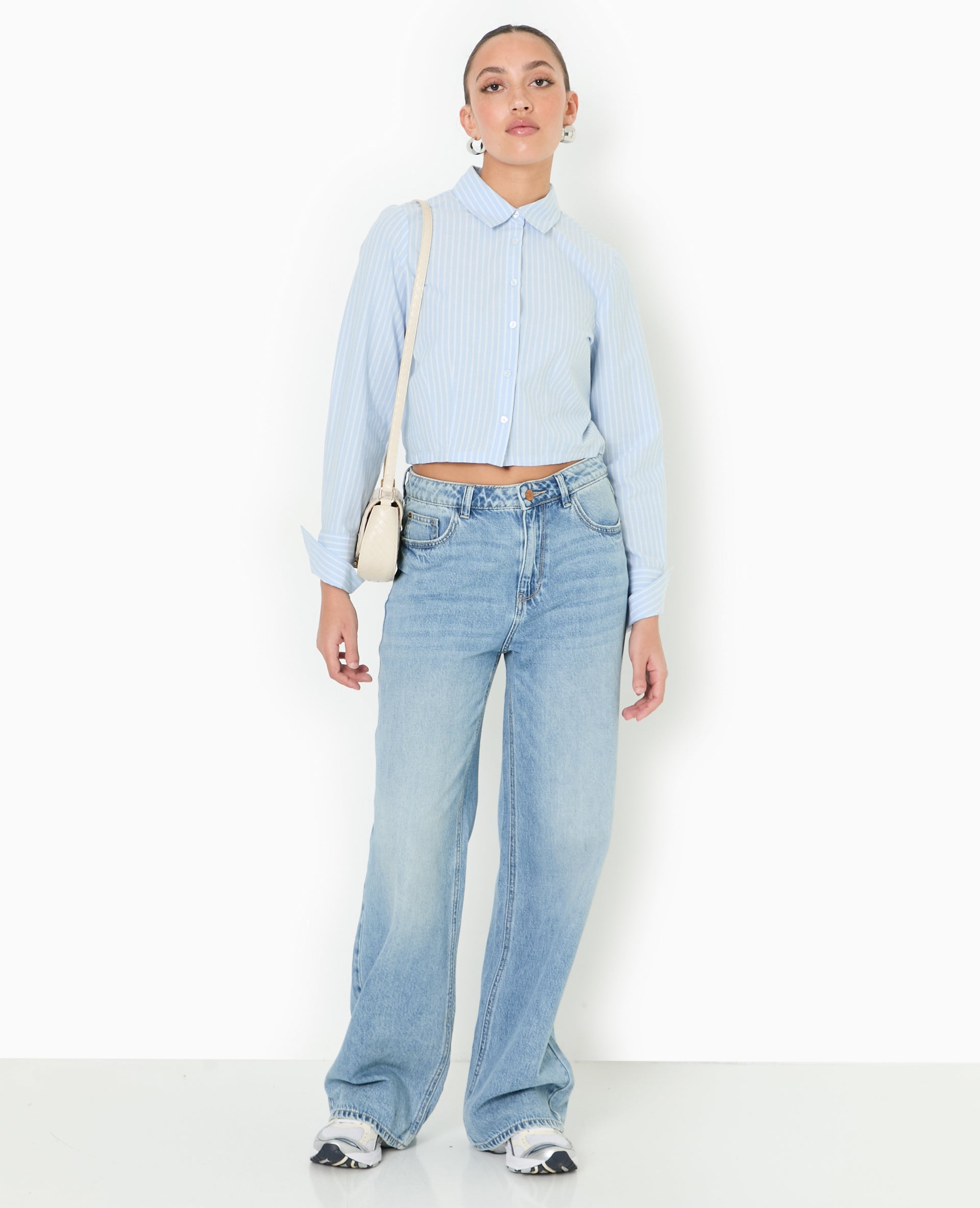 Chemise courte et resserrée avec rayures