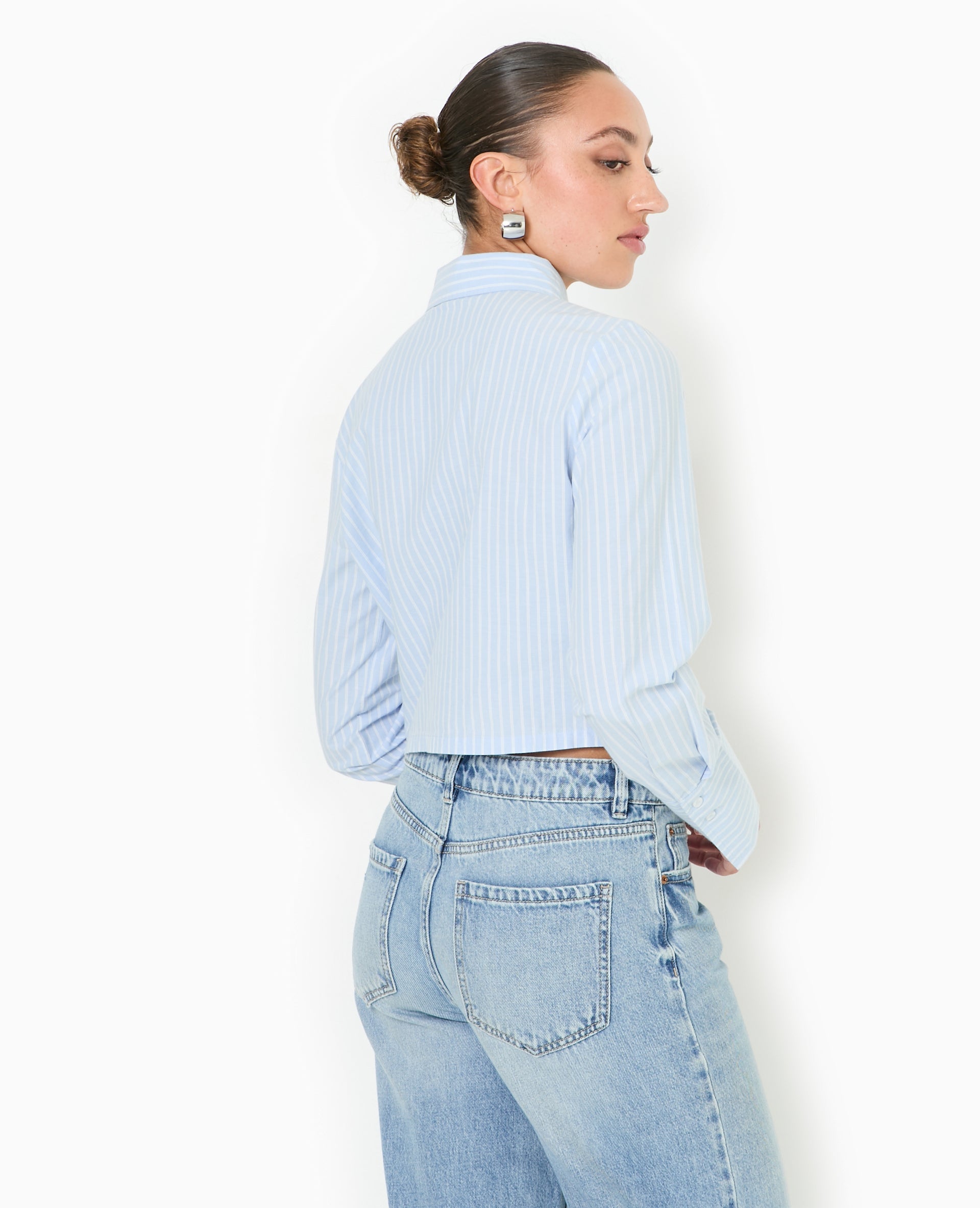 Chemise courte et resserrée avec rayures