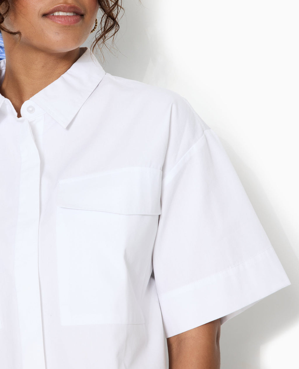 Chemise courte avec manches courtes et poches