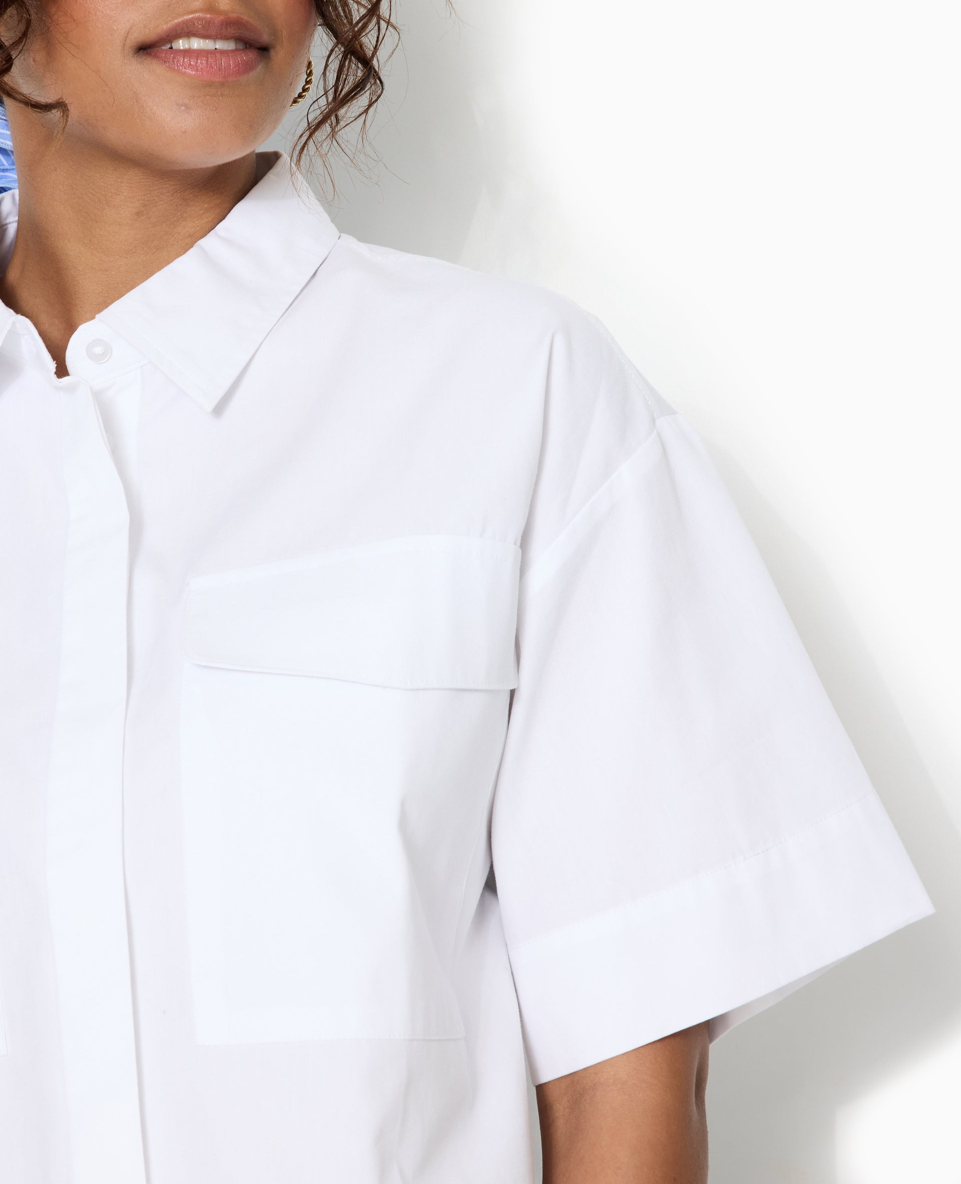 Chemise courte avec manches courtes et poches