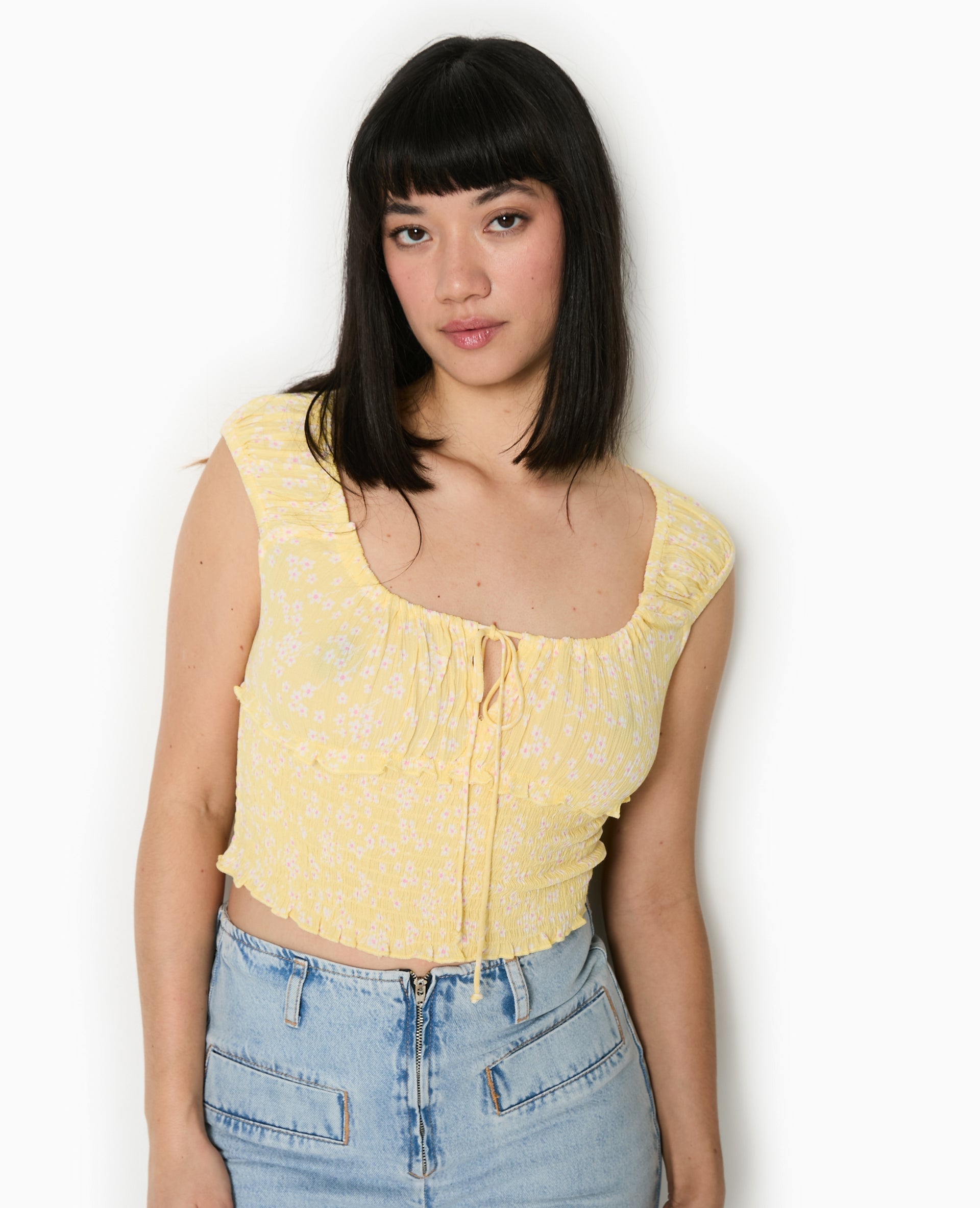 Top court forme empire avec petites fleurs