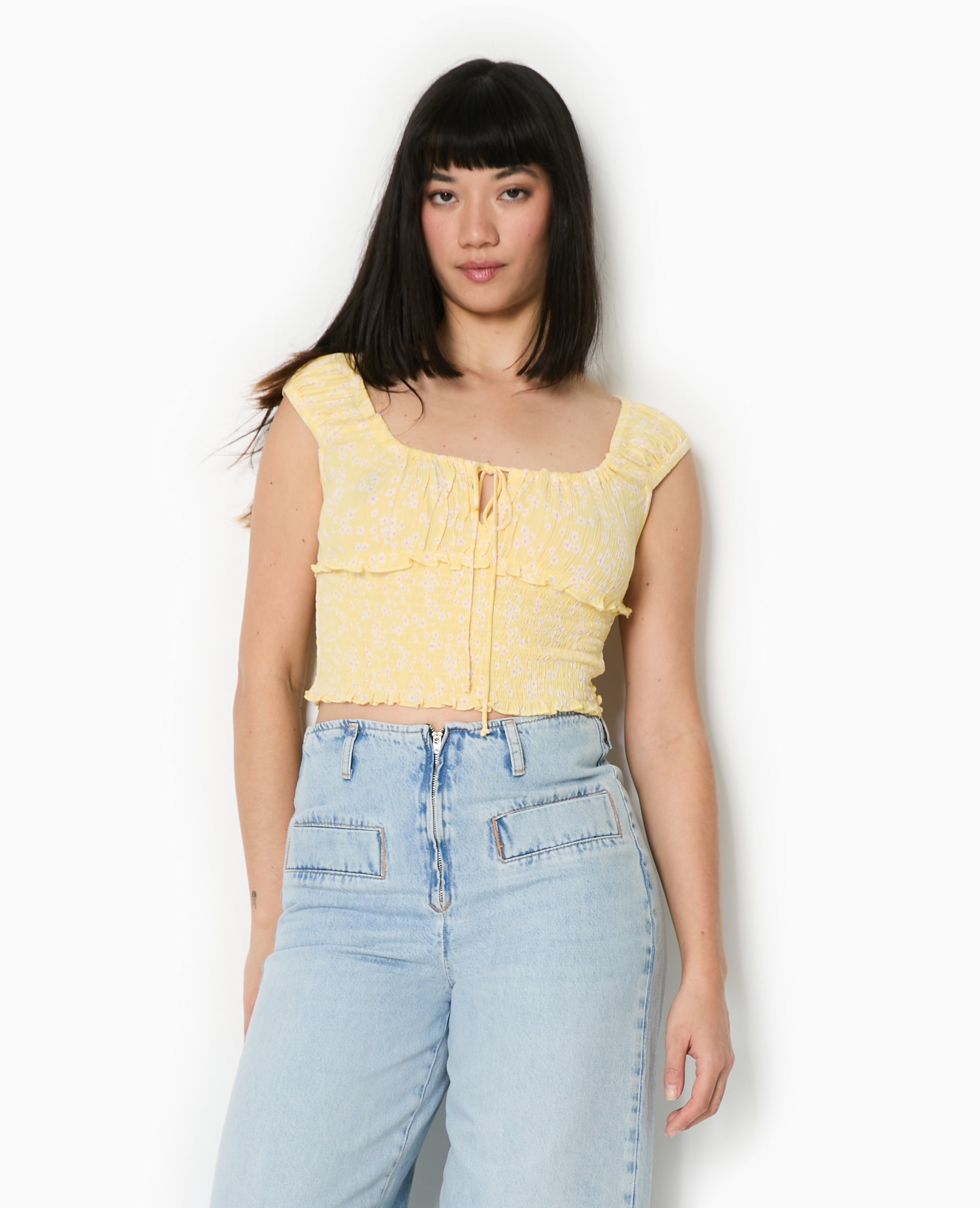 Top court forme empire avec petites fleurs