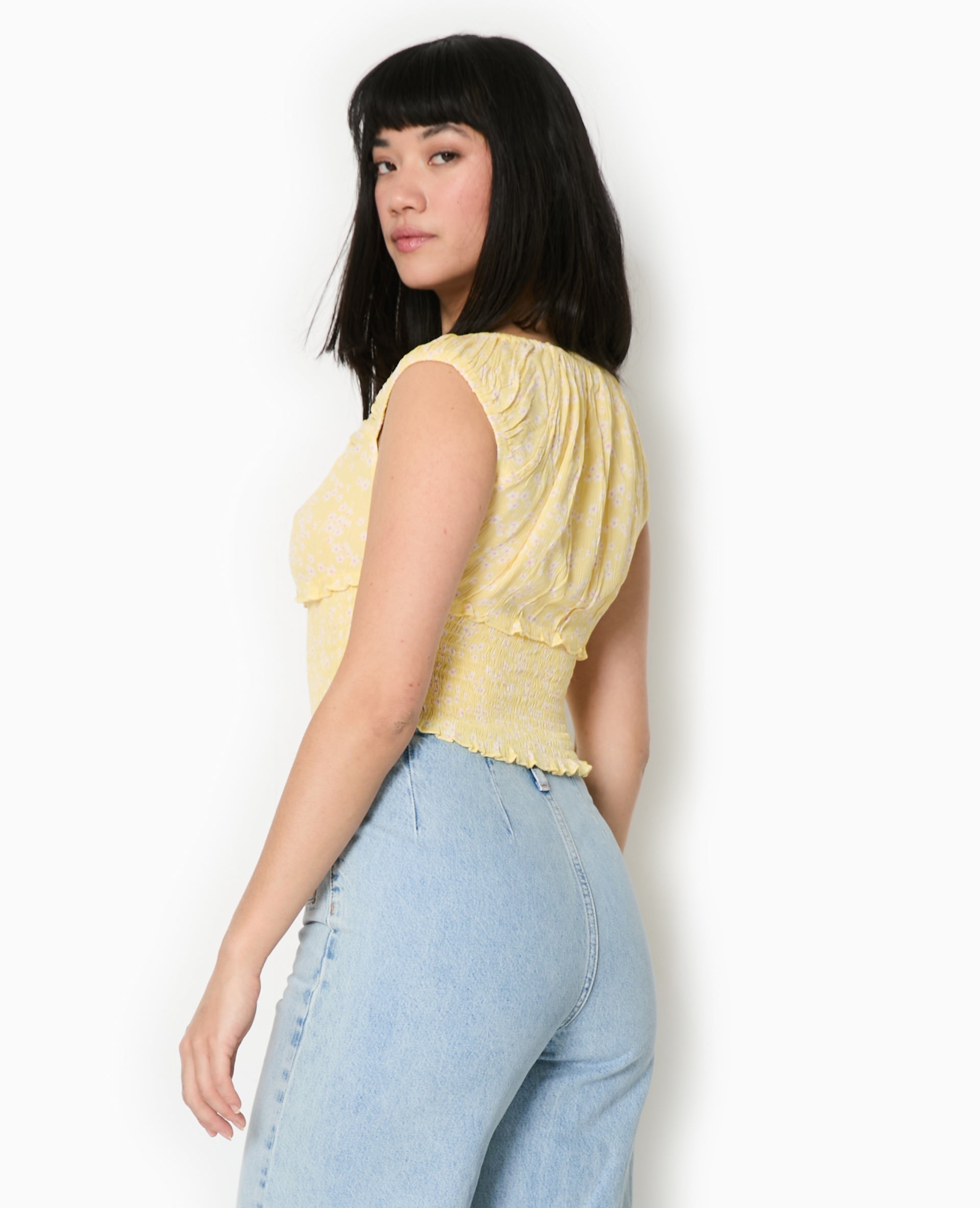 Top court forme empire avec petites fleurs