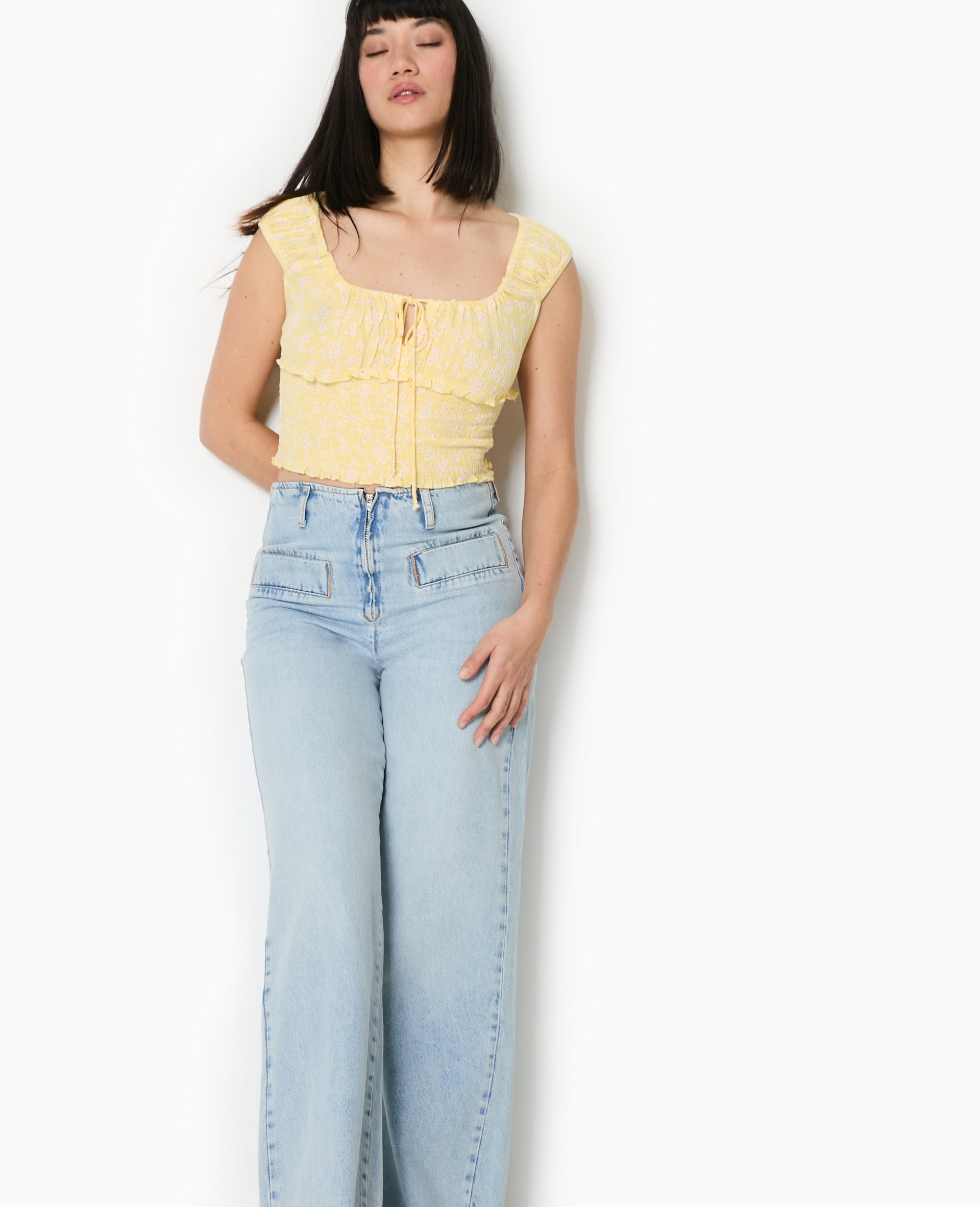 Top court forme empire avec petites fleurs