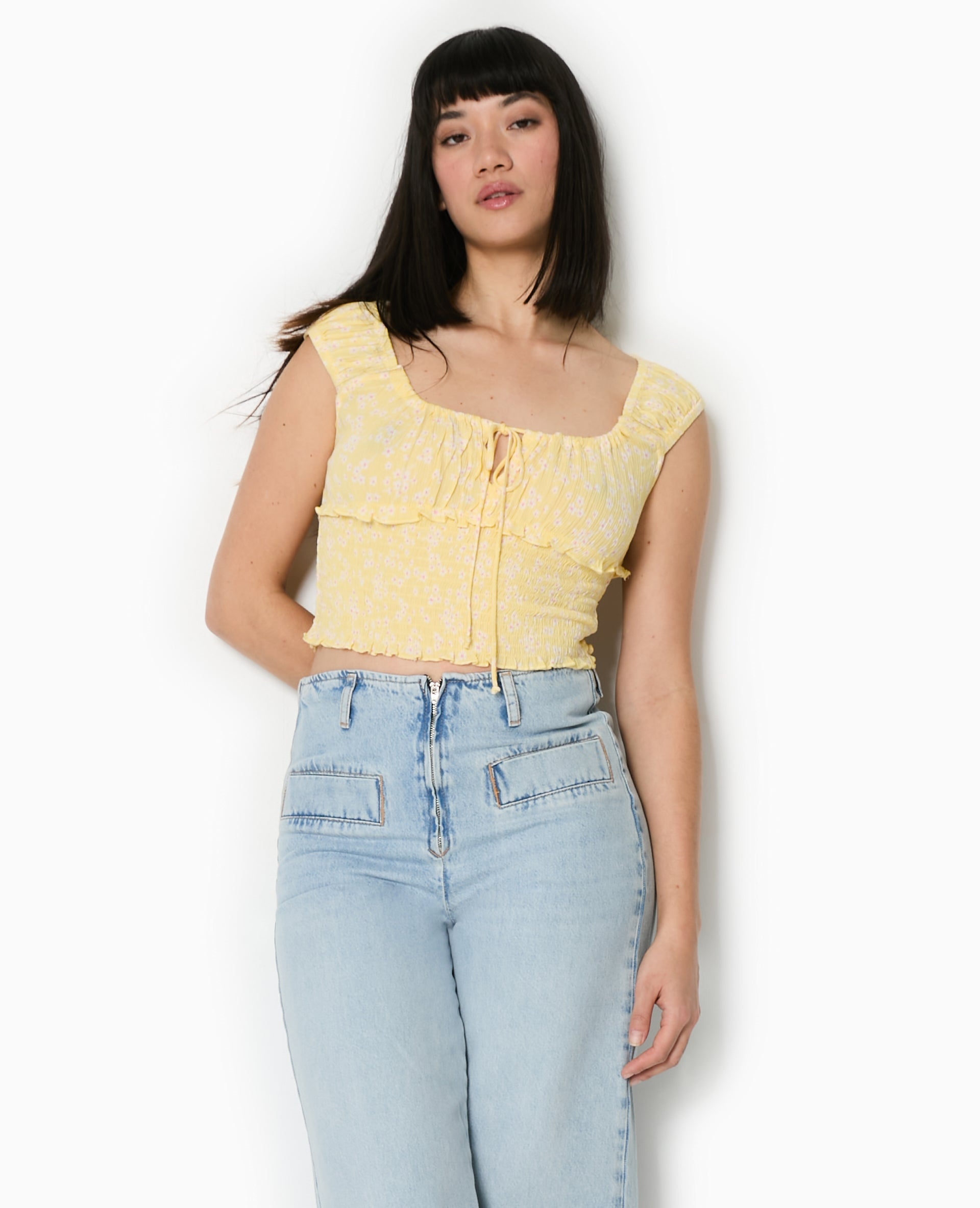 Top court forme empire avec petites fleurs