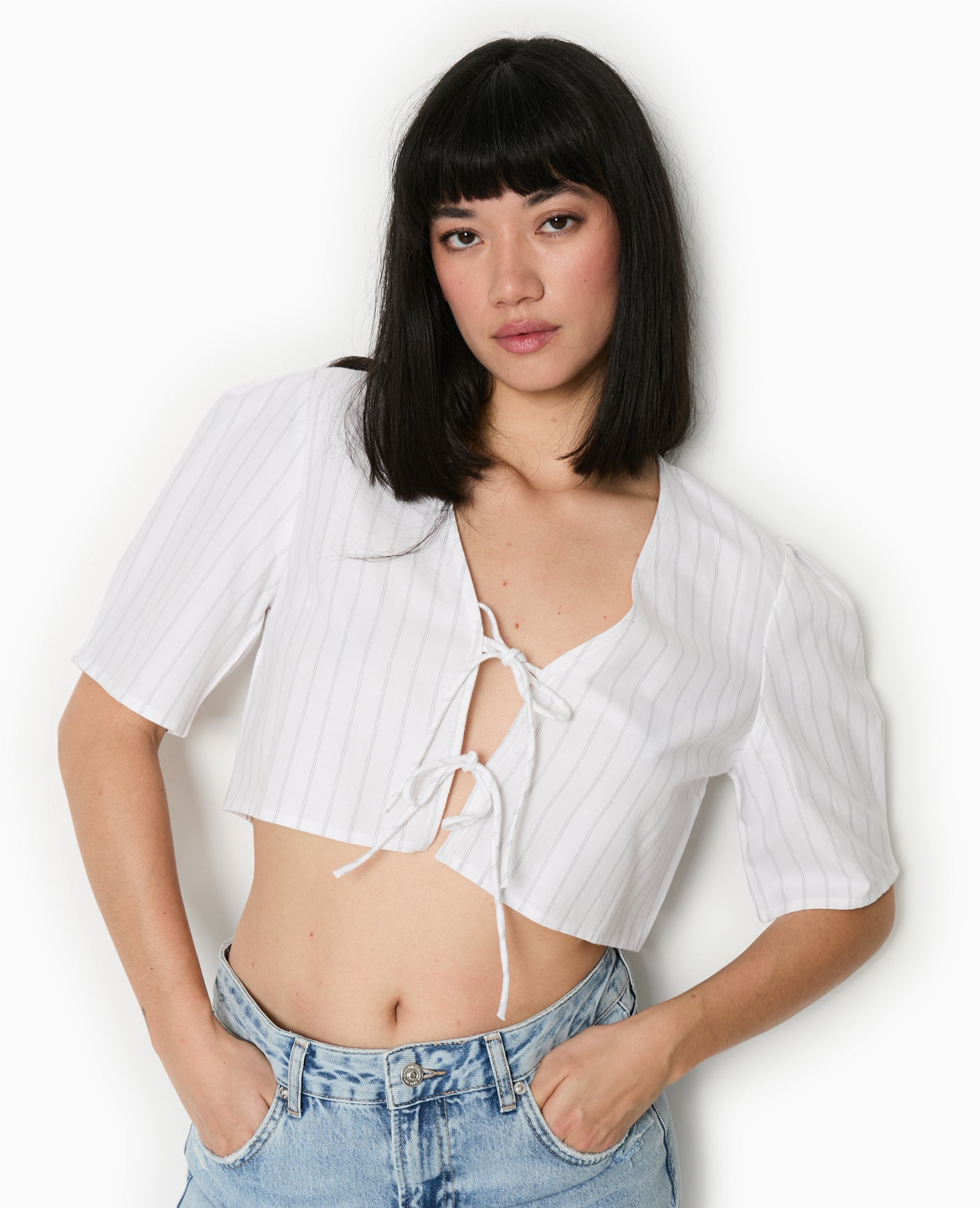 Blouse courte rayée avec nouettes