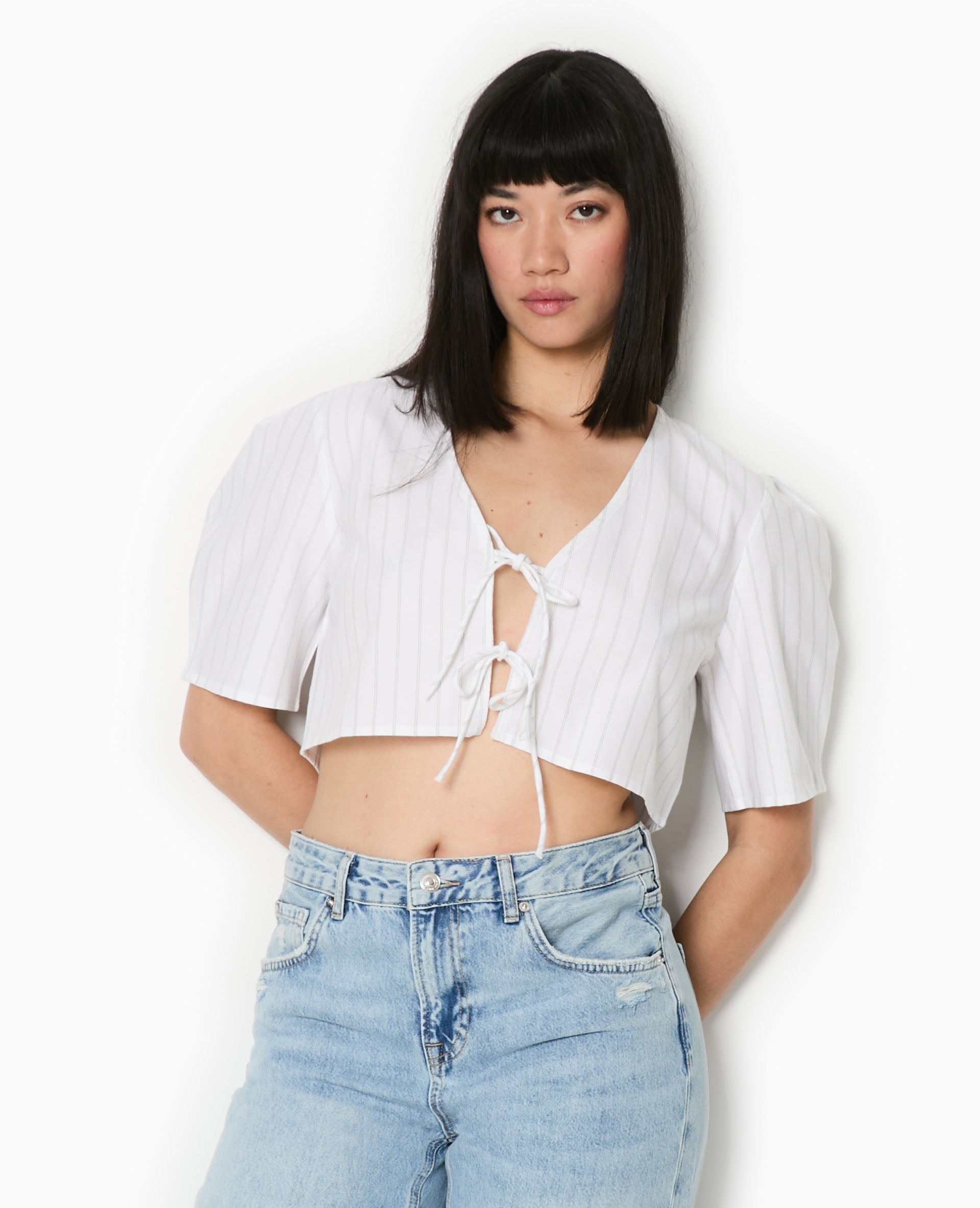 Blouse courte rayée avec nouettes