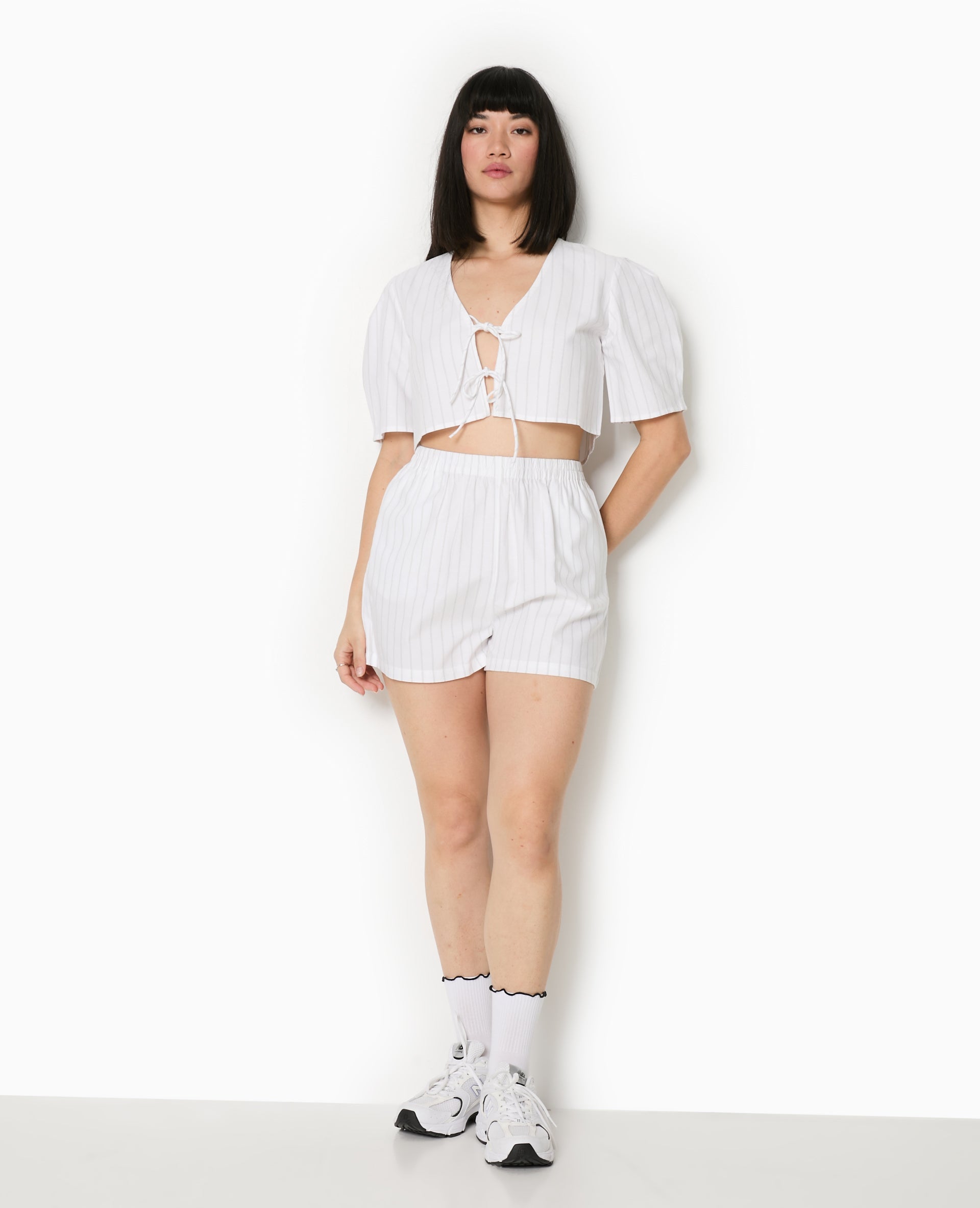 Blouse courte rayée avec nouettes