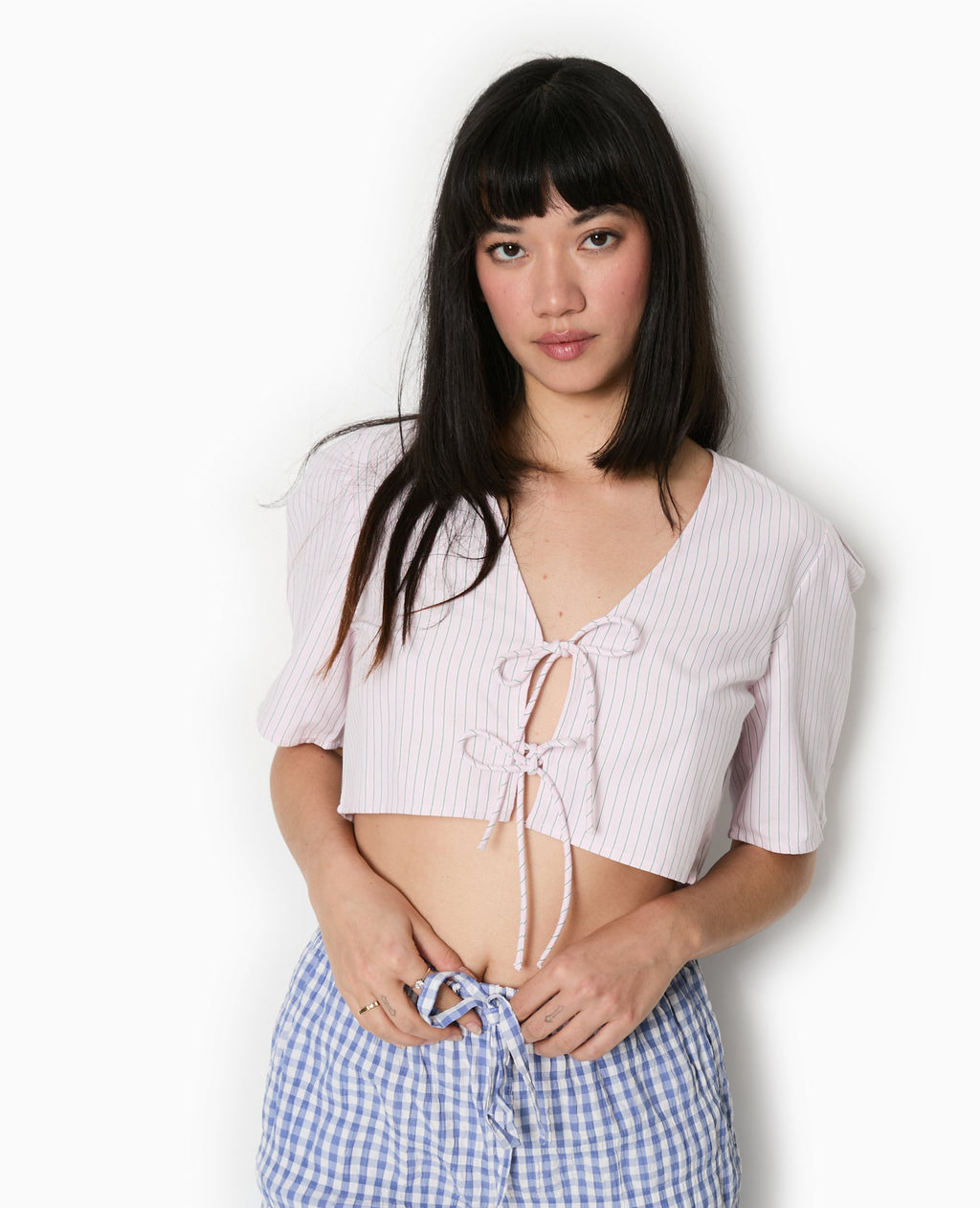 Blouse courte rayée avec nouettes