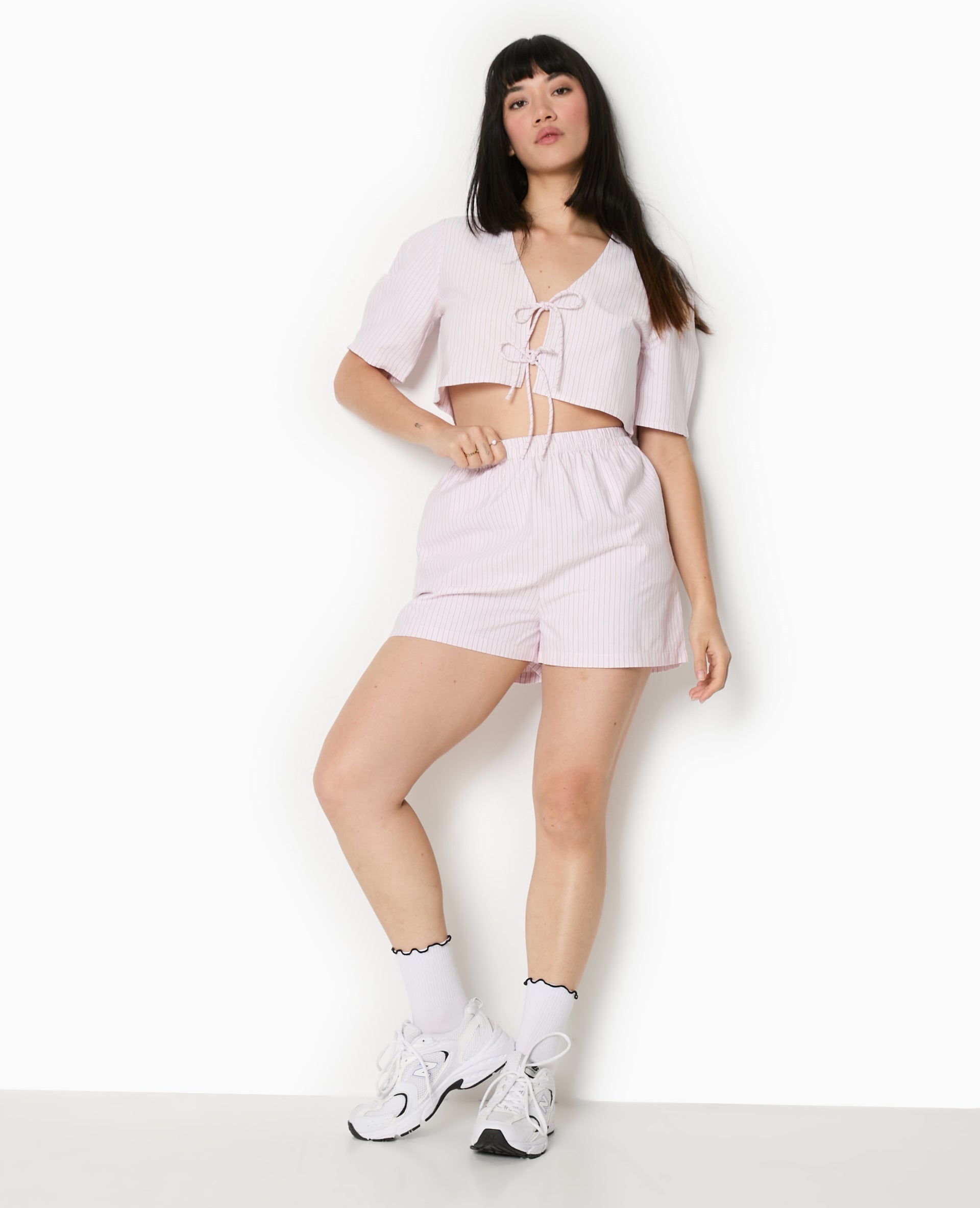 Blouse courte rayée avec nouettes