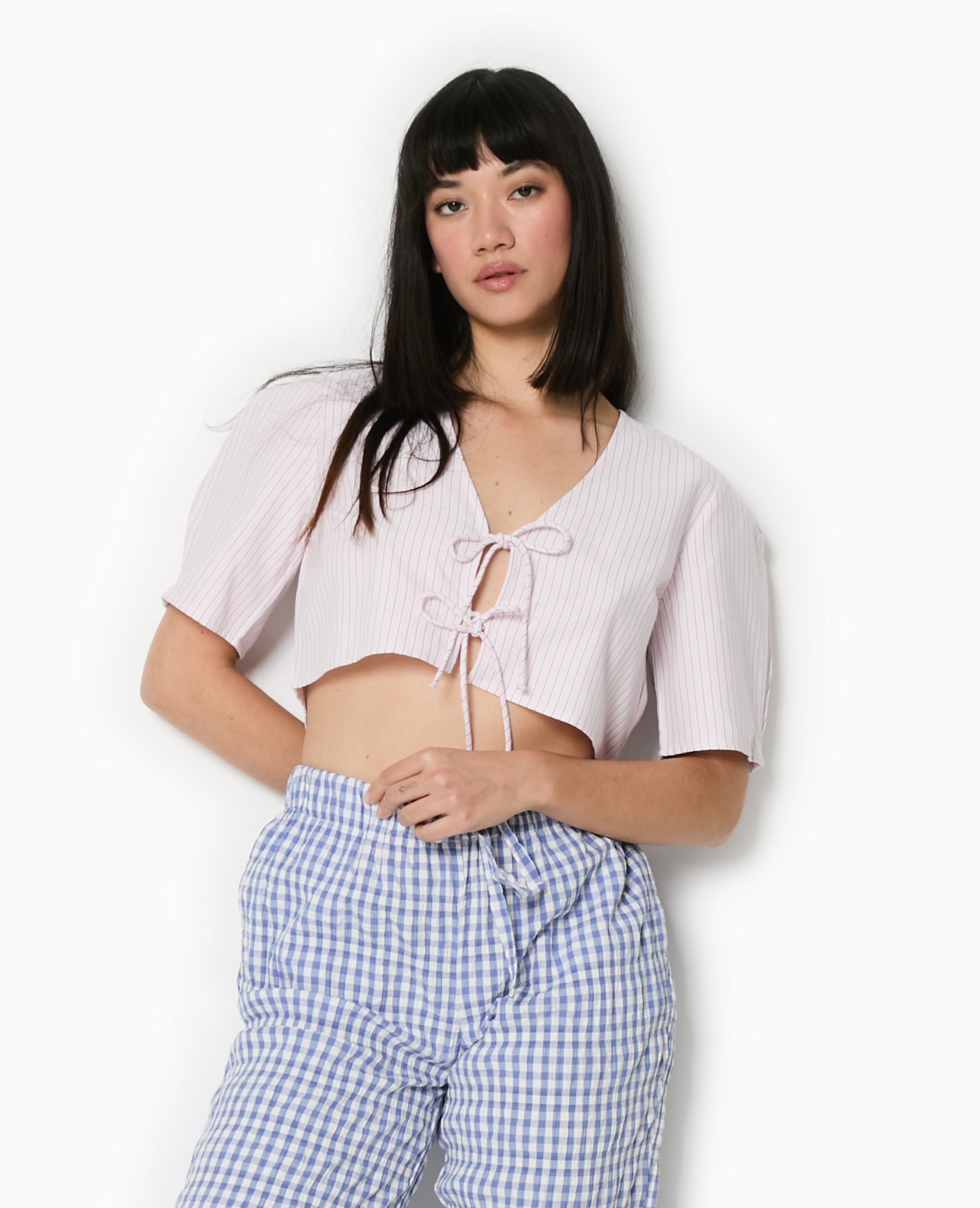 Blouse courte rayée avec nouettes