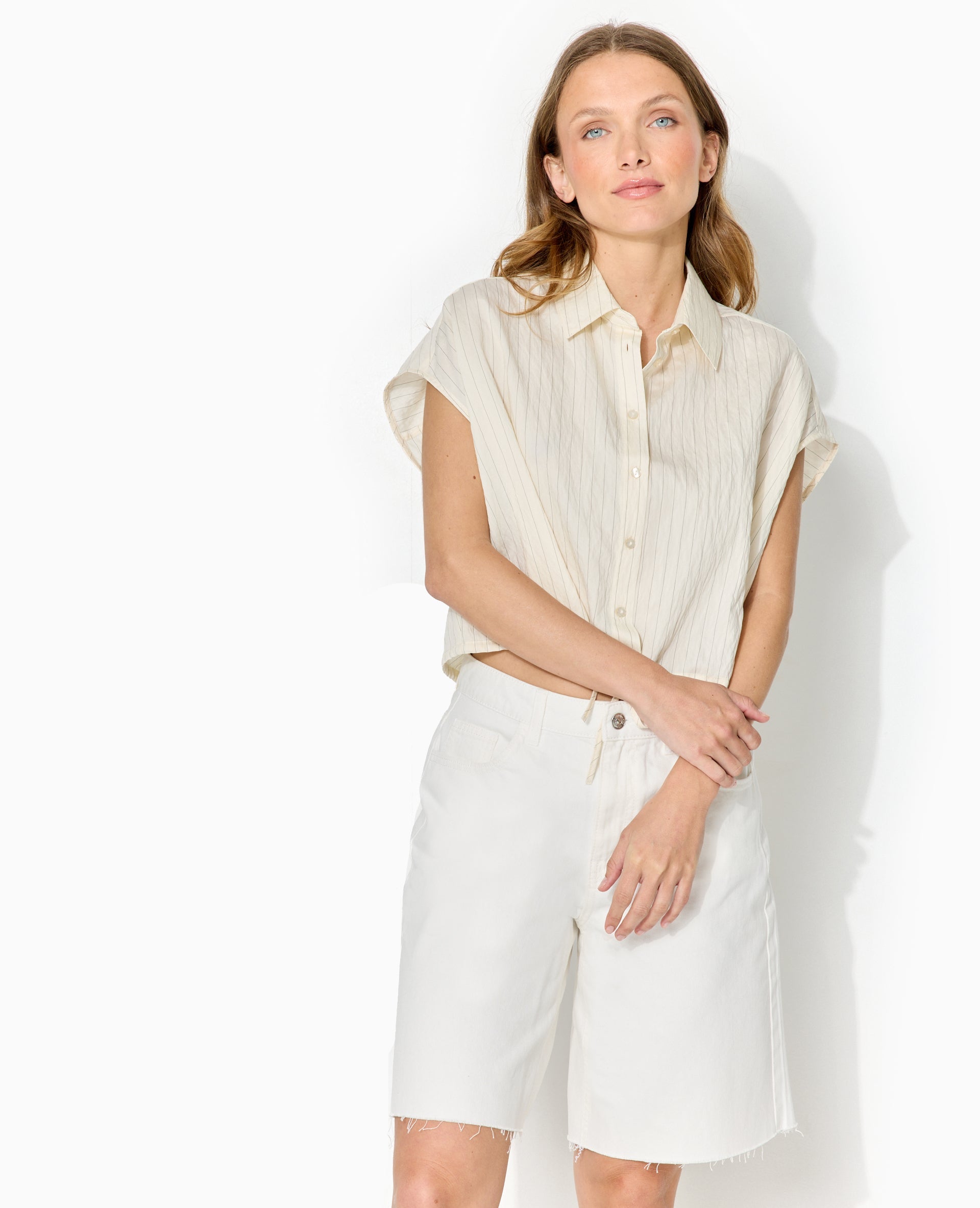 Chemise courte sans manches avec fines rayures