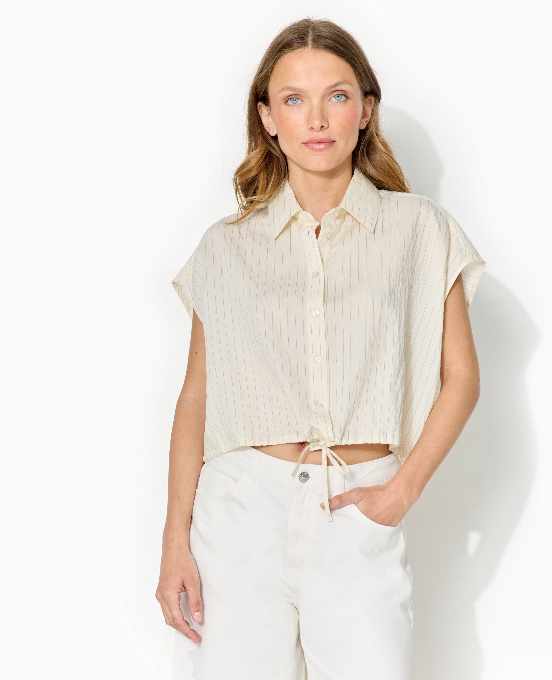 Chemise courte sans manches avec fines rayures