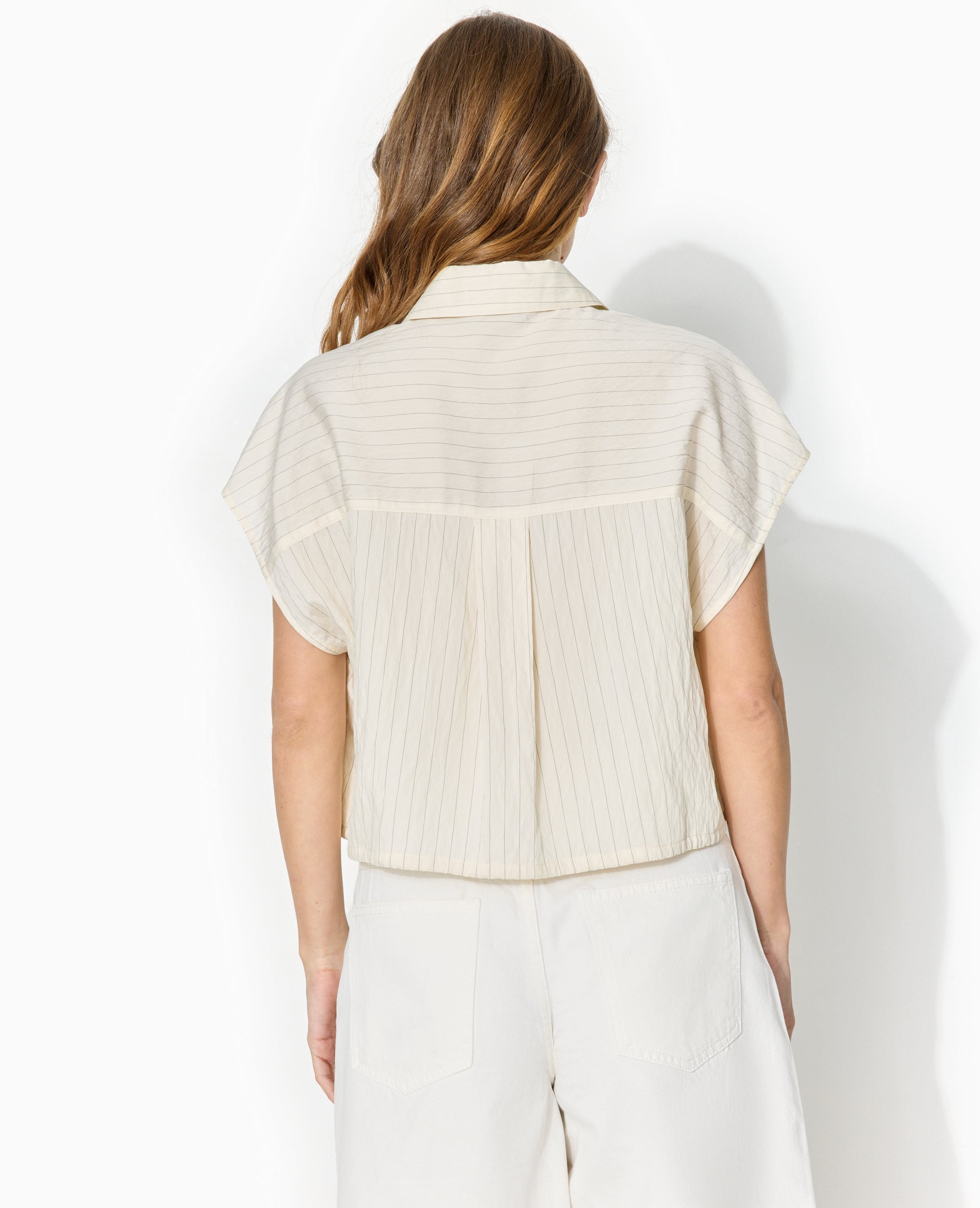 Chemise courte sans manches avec fines rayures