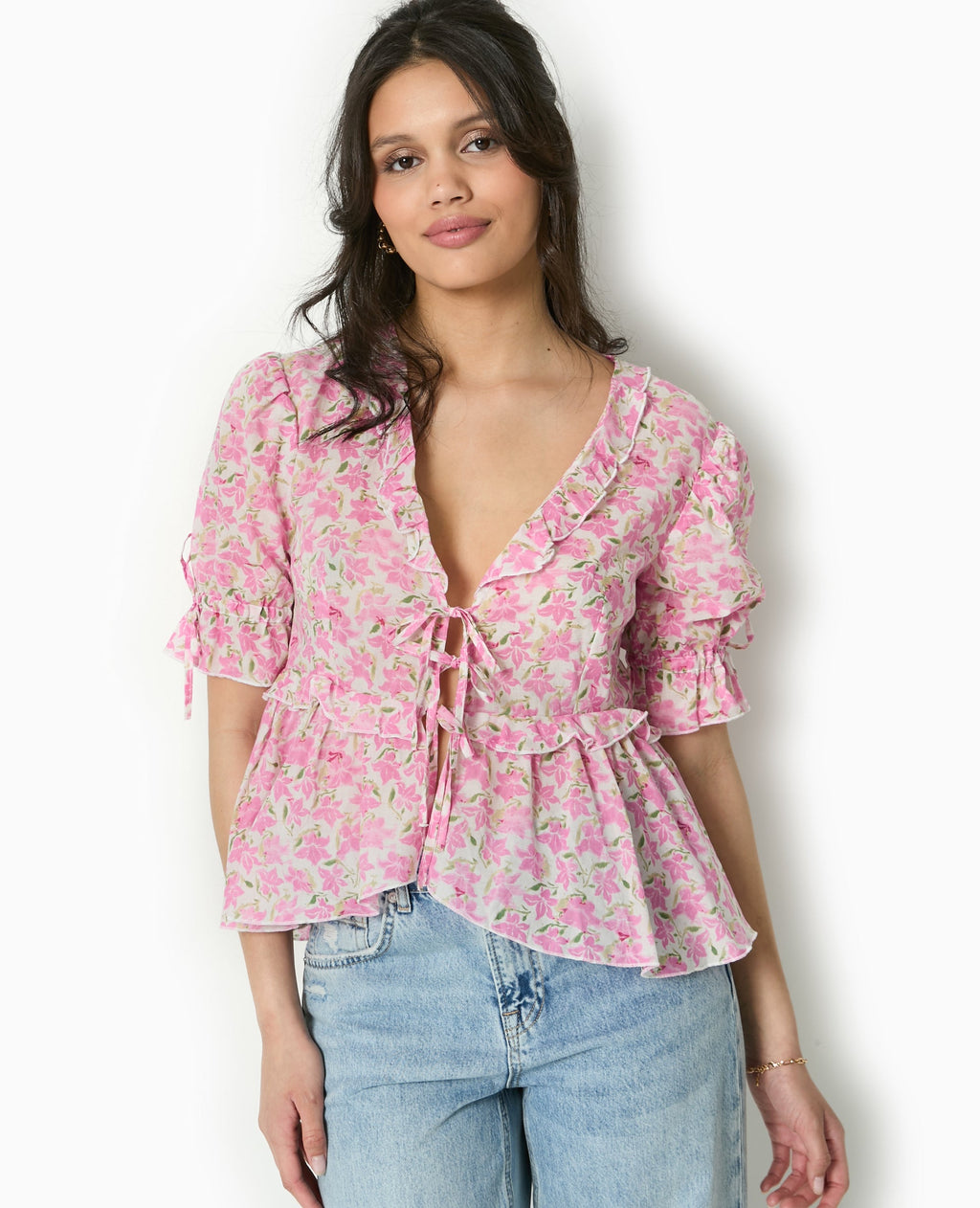 Blouse avec nouettes et volants motif fleurs
