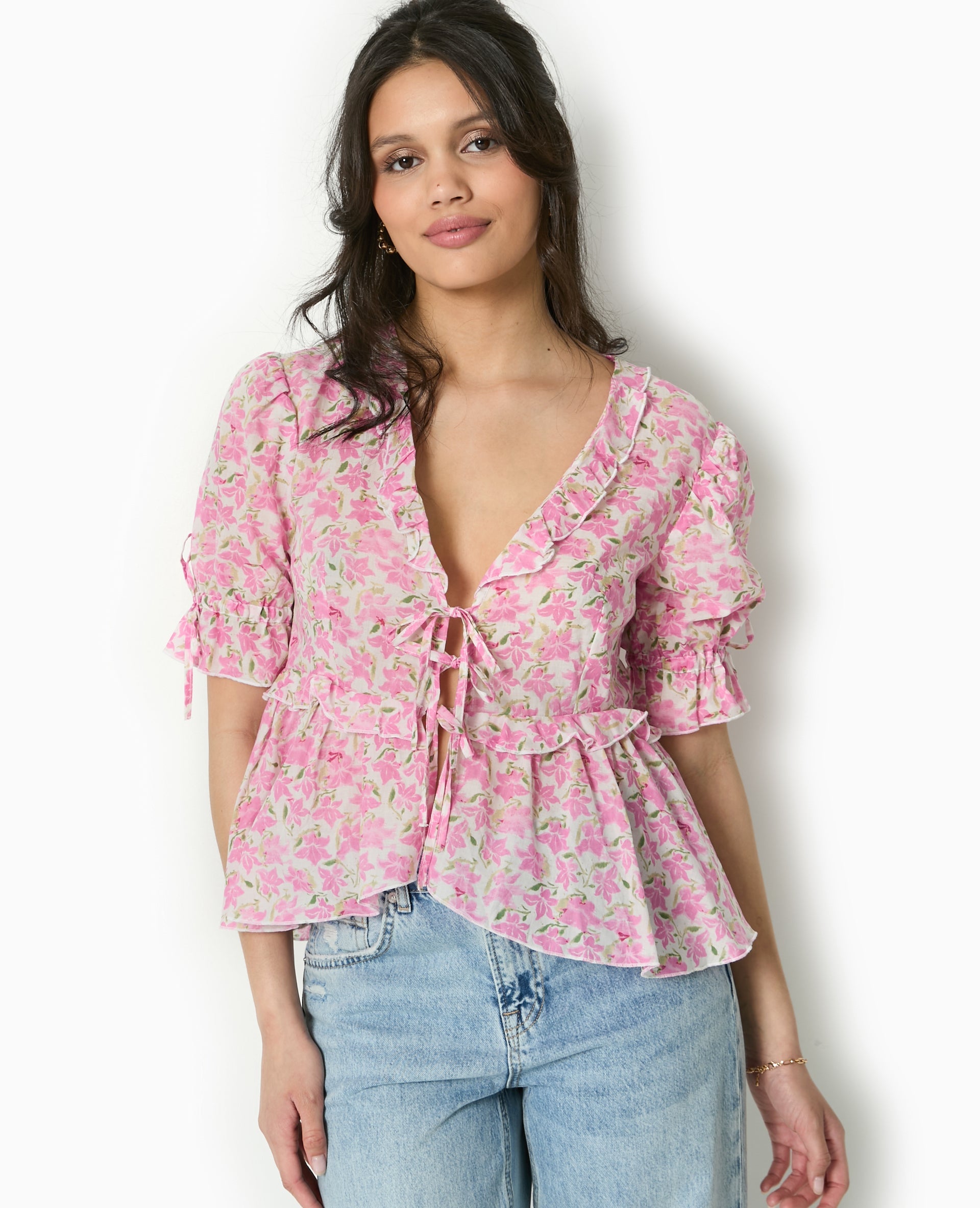 Blouse avec nouettes et volants motif fleurs