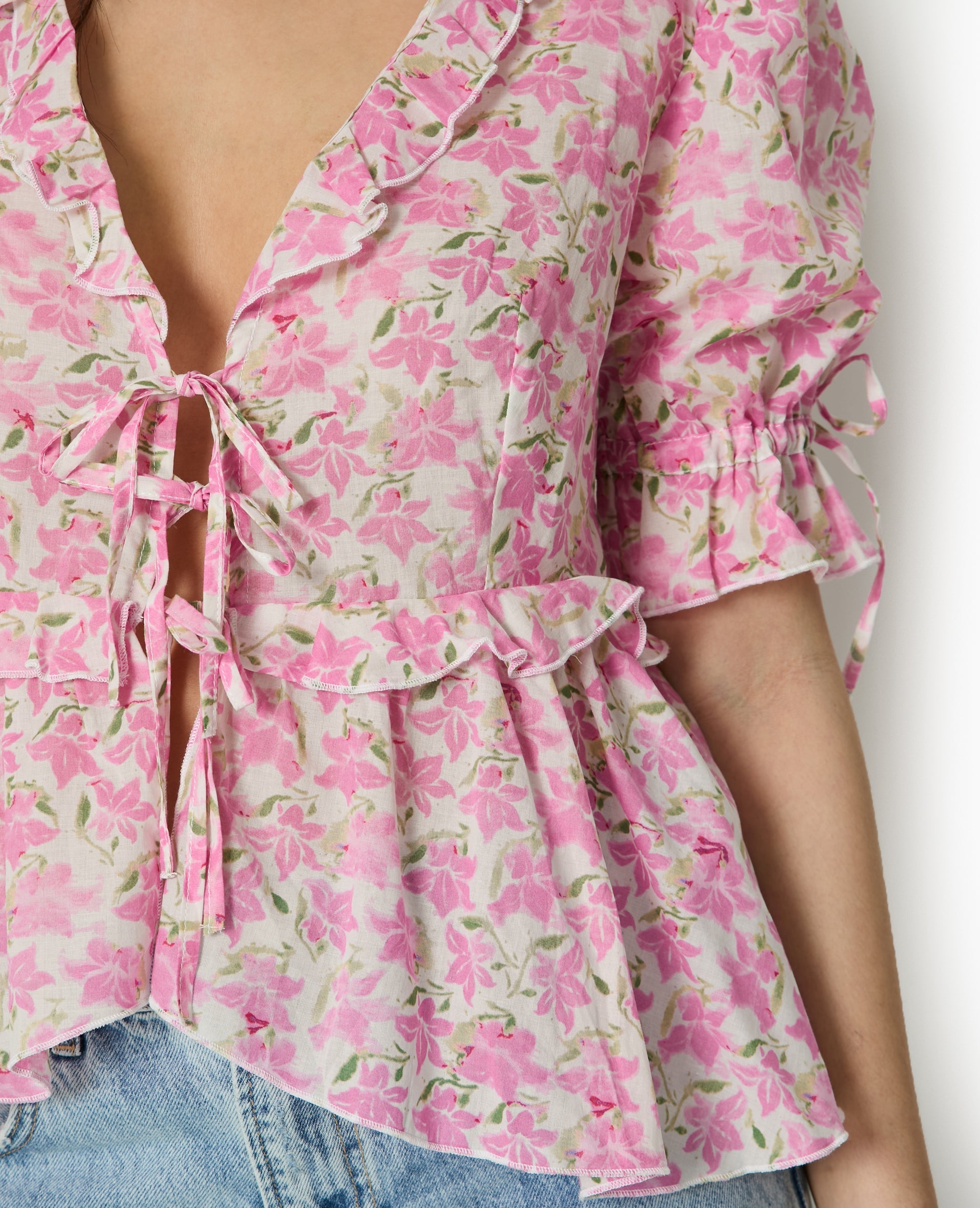 Blouse avec nouettes et volants motif fleurs